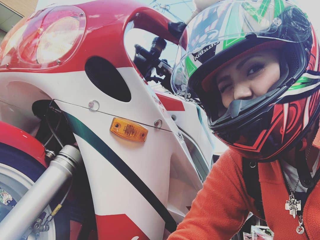真矢のインスタグラム：「・ ・ エンジンかかった😂🙌✨  ✴︎ ✴︎ #bimota #bimotayb8 #師匠 #下道不適合車 #水温爆上がり #ヒヤヒヤ  #打ち合わせ #新しいお仕事はじまるよ  #helmet #kabuto #ogkkabuto #rt33」