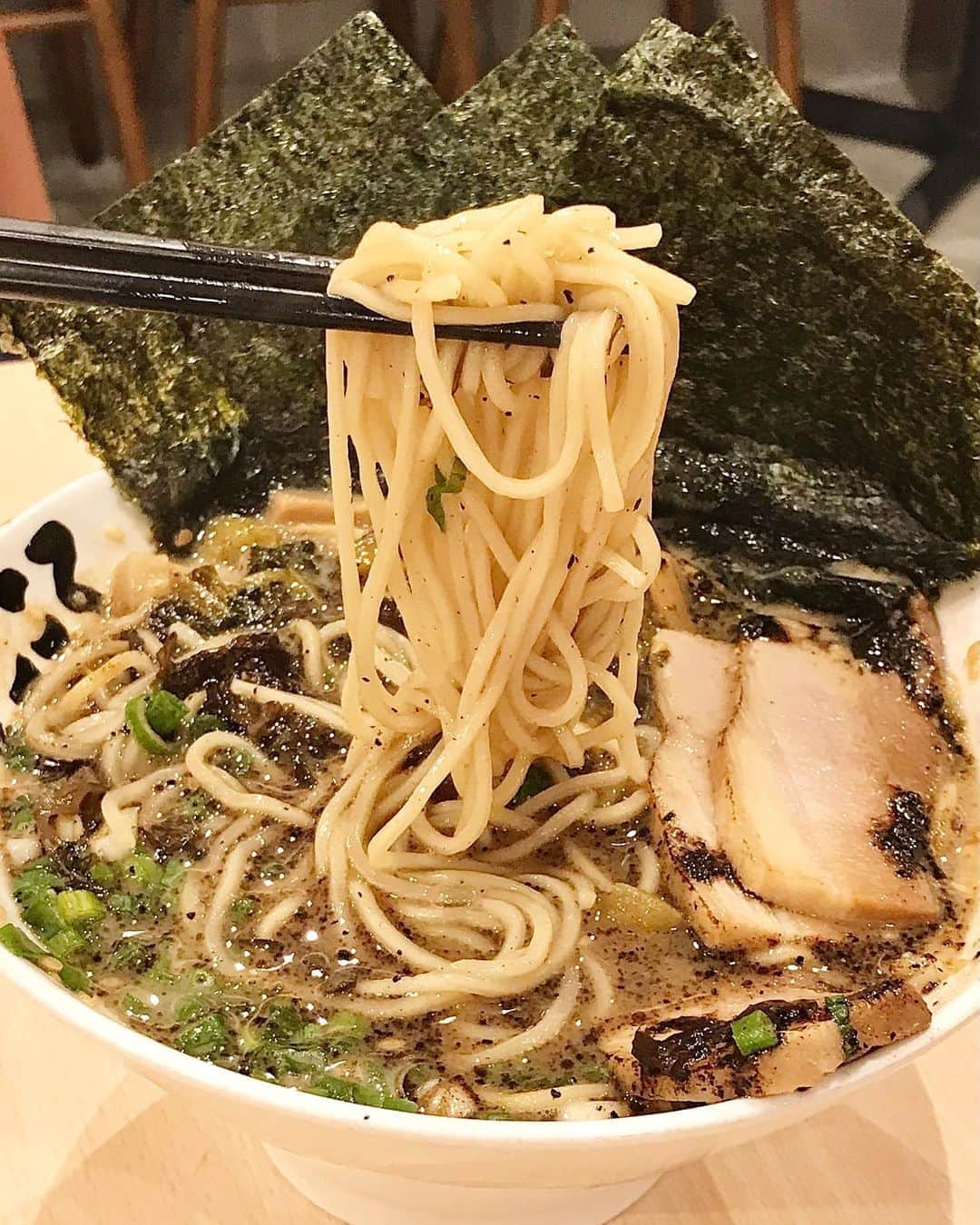 Li Tian の雑貨屋さんのインスタグラム写真 - (Li Tian の雑貨屋Instagram)「Ramen fix @menyakokorosg 🍜  Had the Mazesoba Beef which came with thick al dente soba noodles, beef, onsen egg, lots of Negi and bean sprouts. Looks bland but turned out pretty flavorful and moist with the gooey egg yolk. On the other hand, the aburi charshu Tonkotsu ramen -black broth base was slightly overpowered by the black pepper. Best stick to the mazesoba since it’s their specialty after all」10月6日 13時32分 - dairyandcream