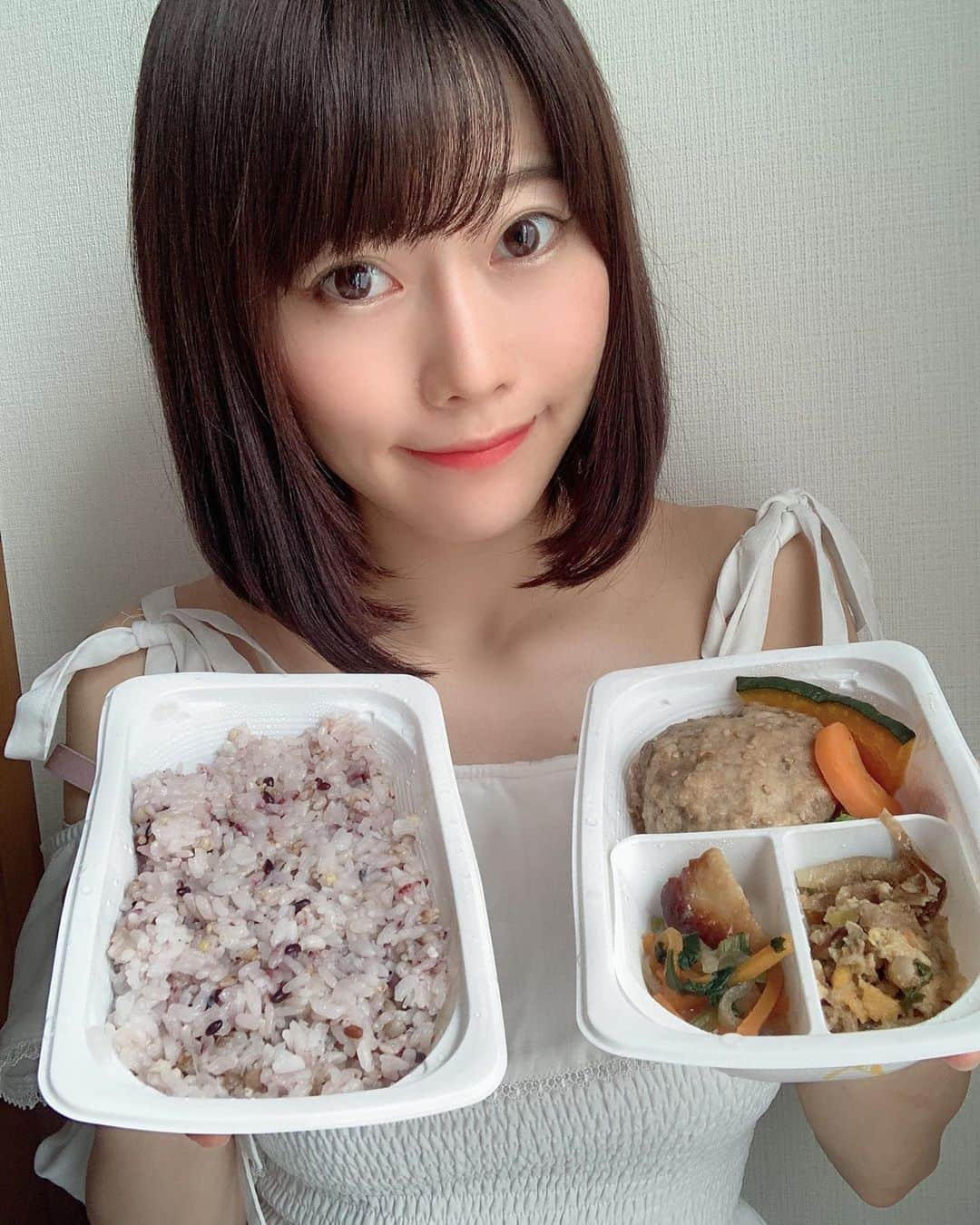 桃里れあさんのインスタグラム写真 - (桃里れあInstagram)「気になってた #fitfoodhome @fitfood_home さんをお昼に食べました☺️💓 ・ メニューは ❤︎ バター醤油ハンバーグ ❤︎ 十穀もち麦ご飯 ・ 安心安全手作り無添加の美味しいお惣菜！手も込んでてとても美味しいの！無添加って味に物足りないな〜って思うことあるんだけど、びっくりするくらい美味しいし十分お腹いっぱいになる🤤💓 ・ ・ 栄養もしっかり考えられて作られてるよ！ バター醤油ハンバーグはビタミンB1.B6.Kとたんぱく質と亜鉛が豊富に含まれてる！ 十穀もち麦ご飯には食物繊維、亜鉛、鉄、ビタミンB6、マグネシウムが豊富に含まれてる！ ちゃんと書いてあるから、今日はこれにしよ！って選べるし、普段忙しくて食生活偏りやすい私でも安心できた😻♡ 看護師だから栄養考えちゃうんだよね、生活不規則ながらも← ちゃんと栄養考えなきゃなって改めて思うよね。 ・ ・ また食べたい❣️ ・ ・ #tavenal #おかずプレート #サプリごはん #ダイエット #ダイエットメニュー #ダイエット生活 #お弁当 #栄養バランス #ショートボブアレンジ #ショートヘア #tittyandco #オフショル #内巻きボブ #diet #美味しい #美容 #japanesefood #japanesegirl #instagood #护士 #美女 #自拍 #漂亮 #清秀 #偶像 #粉我 #เซ็กซี่ #섹시  #아이돌」10月6日 13時34分 - rea_momosato