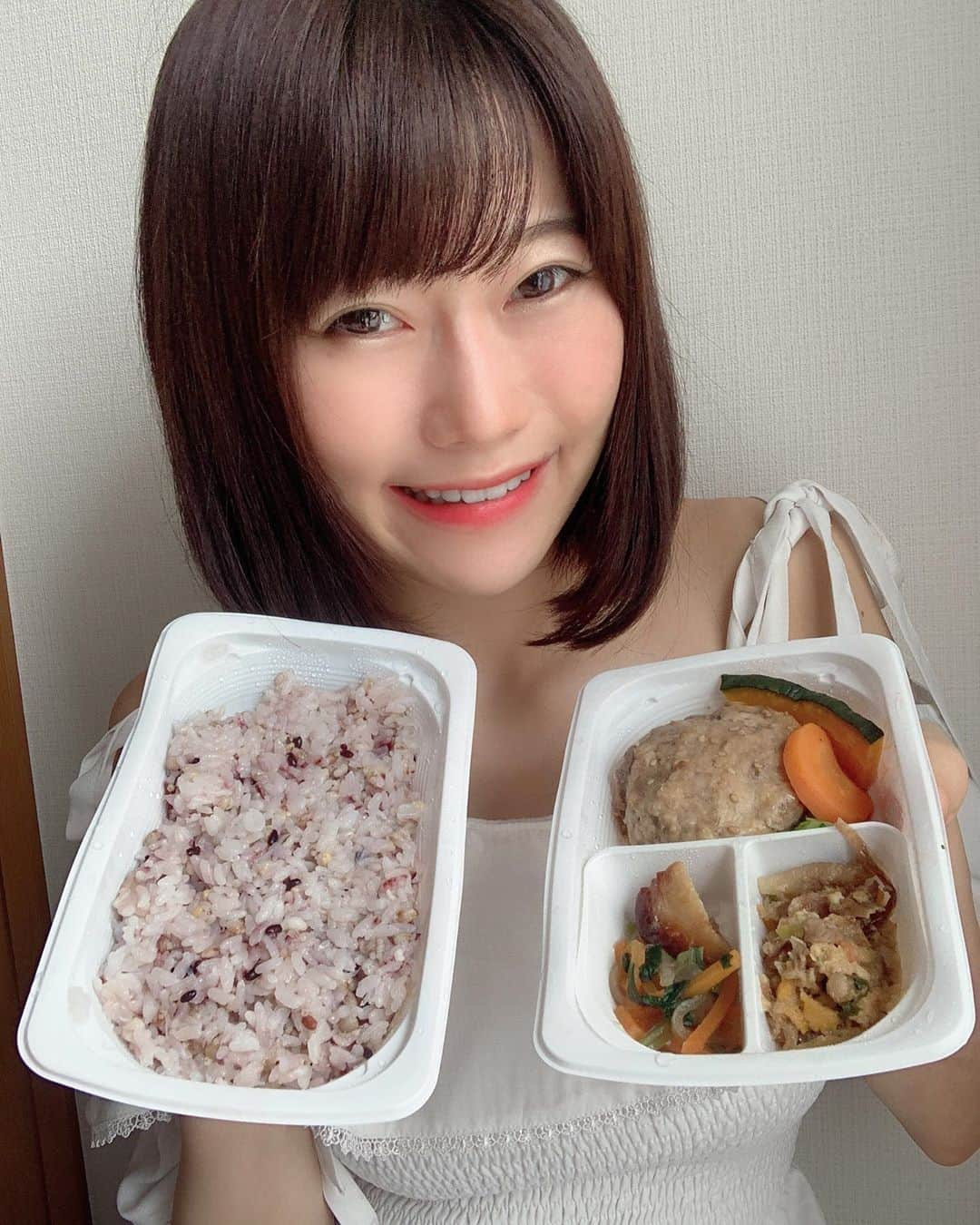 桃里れあさんのインスタグラム写真 - (桃里れあInstagram)「気になってた #fitfoodhome @fitfood_home さんをお昼に食べました☺️💓 ・ メニューは ❤︎ バター醤油ハンバーグ ❤︎ 十穀もち麦ご飯 ・ 安心安全手作り無添加の美味しいお惣菜！手も込んでてとても美味しいの！無添加って味に物足りないな〜って思うことあるんだけど、びっくりするくらい美味しいし十分お腹いっぱいになる🤤💓 ・ ・ 栄養もしっかり考えられて作られてるよ！ バター醤油ハンバーグはビタミンB1.B6.Kとたんぱく質と亜鉛が豊富に含まれてる！ 十穀もち麦ご飯には食物繊維、亜鉛、鉄、ビタミンB6、マグネシウムが豊富に含まれてる！ ちゃんと書いてあるから、今日はこれにしよ！って選べるし、普段忙しくて食生活偏りやすい私でも安心できた😻♡ 看護師だから栄養考えちゃうんだよね、生活不規則ながらも← ちゃんと栄養考えなきゃなって改めて思うよね。 ・ ・ また食べたい❣️ ・ ・ #tavenal #おかずプレート #サプリごはん #ダイエット #ダイエットメニュー #ダイエット生活 #お弁当 #栄養バランス #ショートボブアレンジ #ショートヘア #tittyandco #オフショル #内巻きボブ #diet #美味しい #美容 #japanesefood #japanesegirl #instagood #护士 #美女 #自拍 #漂亮 #清秀 #偶像 #粉我 #เซ็กซี่ #섹시  #아이돌」10月6日 13時34分 - rea_momosato