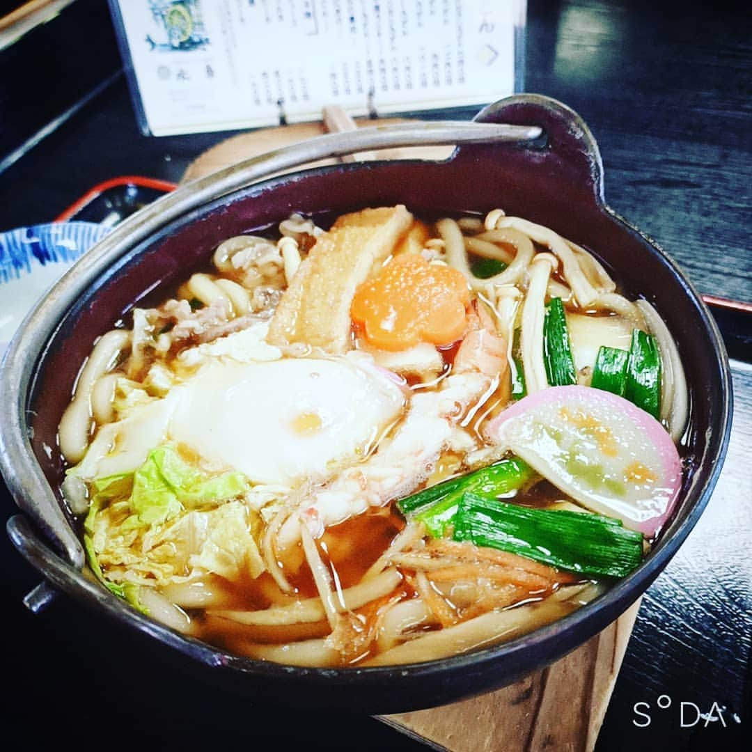 松本隆博のインスタグラム：「。 鍋焼きうどんは、美味いけど、、 熱い暑い、汗まみれ。。   しかし美味い(^-^)  讃岐うどんを想像したらあかん。 ここは松山、やわくてモチモチの うどんが持ち味なのだ。 (^-^)」