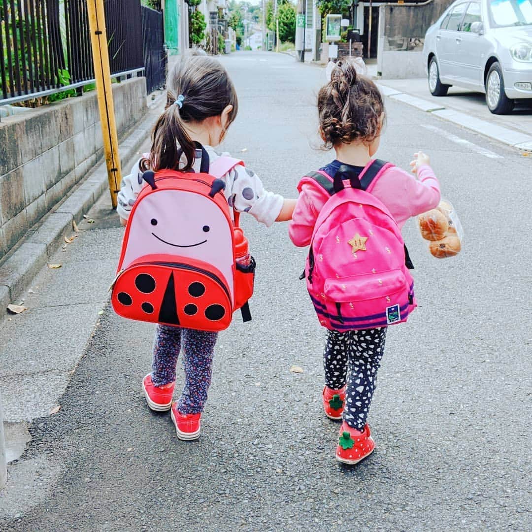 吉村美樹さんのインスタグラム写真 - (吉村美樹Instagram)「幼稚園で初めてのお友達☺♥お手手つないで、なかよく帰っていました（笑） #プレ幼稚園 #お友達 #なかよし #かえりみち #お疲れ様 #靴がおそろい #たまたま #赤コンバース #👟 #👭 #2歳7ヶ月」10月6日 13時36分 - yoshimuramiki0911