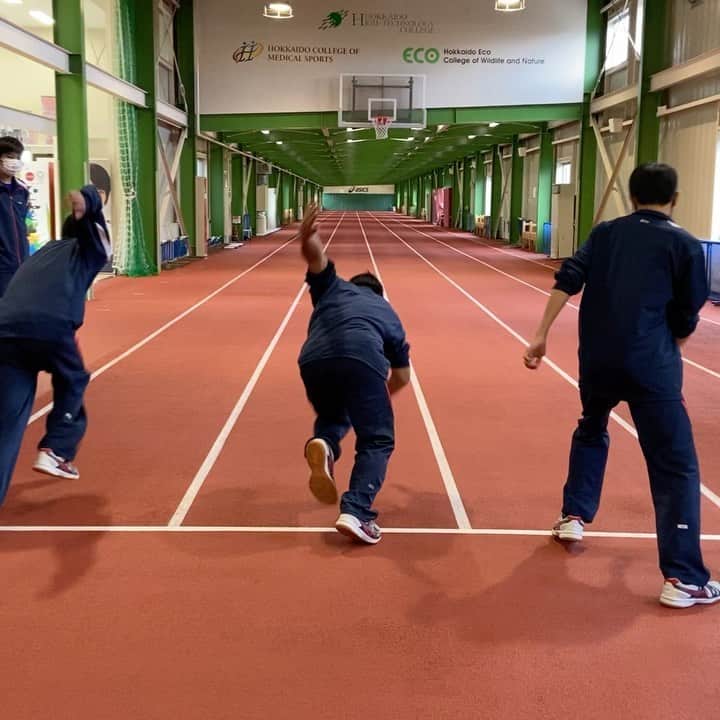 北海道メディカル・スポーツ専門学校のインスタグラム：「スポーツトレーナー学科の体験授業の様子！ 千歳北陽高校の皆さんが来てくれました😊  〜内容〜 ・筋力チェック ・スクワット ・レッドコードで腹筋 ・130m走  明日、参加の皆さん楽しみにしていてくださいね！  #メディスポ #ハイテク #専門学校 #スポーツトレーナー #アスレティックトレーナー #パーソナルトレーナー #トレーニング #スクワット #腹筋 #レッドコード #体験授業受付中」