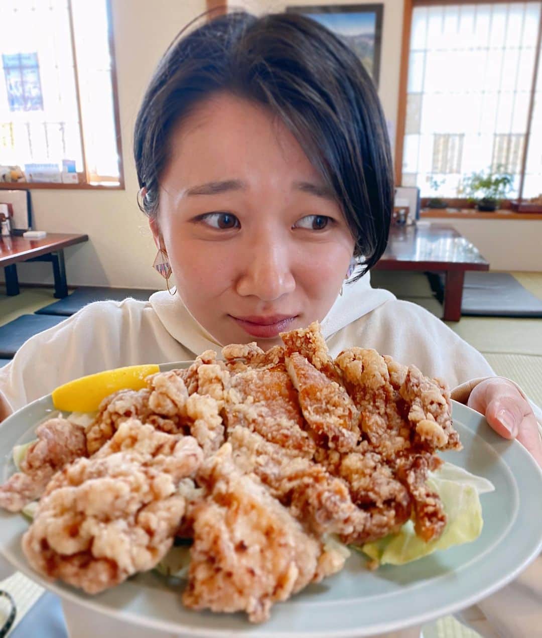 太田唯さんのインスタグラム写真 - (太田唯Instagram)「🍗🍗🍗﻿ ﻿ ﻿ 今朝は #やる2 聴いてくださった方﻿ ありがとうございました！！！﻿ ﻿ ﻿ きょうは私のキャッチフレーズが決まりまして....🤔🎉 インパクト欲しいなとリクエストしたらとってもぴったりなフレーズがつきました ちゅうえいさんにせっかく命名して頂いたので大切にします(笑)﻿ ﻿ 今夜19:00〜 再放送﻿ あしたにはHP上にアーカイブがアップされるので﻿ 聴き逃した！という方は﻿ ぜひそちらからご視聴頂けると嬉しいです！﻿ ﻿ ﻿ 今週もありがとうございました🐒💞 ﻿ @hitsfmyarunyasa  ﻿ ﻿ ﻿ ﻿  #流れ星 さん #ちゅうえい さん #瀧上 さん #太田唯  #岐阜県 #全国配信 #ラジオ #グルメ #ランチ  #岐阜グルメ #観光スポット #お笑い  #肉スタグラム #唐揚げ #なぜ  #早く行きたいなー  #🐵」10月6日 13時38分 - yuiohta.official