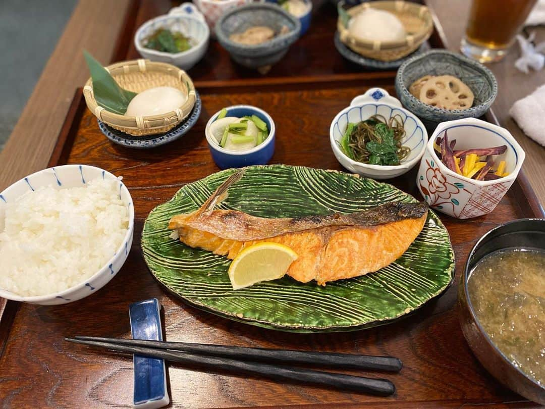 リムザン万凛さんのインスタグラム写真 - (リムザン万凛Instagram)「銀鮭定食 今日もごちそうさまでした🙏🏻 #四谷ランチ #和食ランチ  #銀鮭」10月6日 13時40分 - marinelimouzin