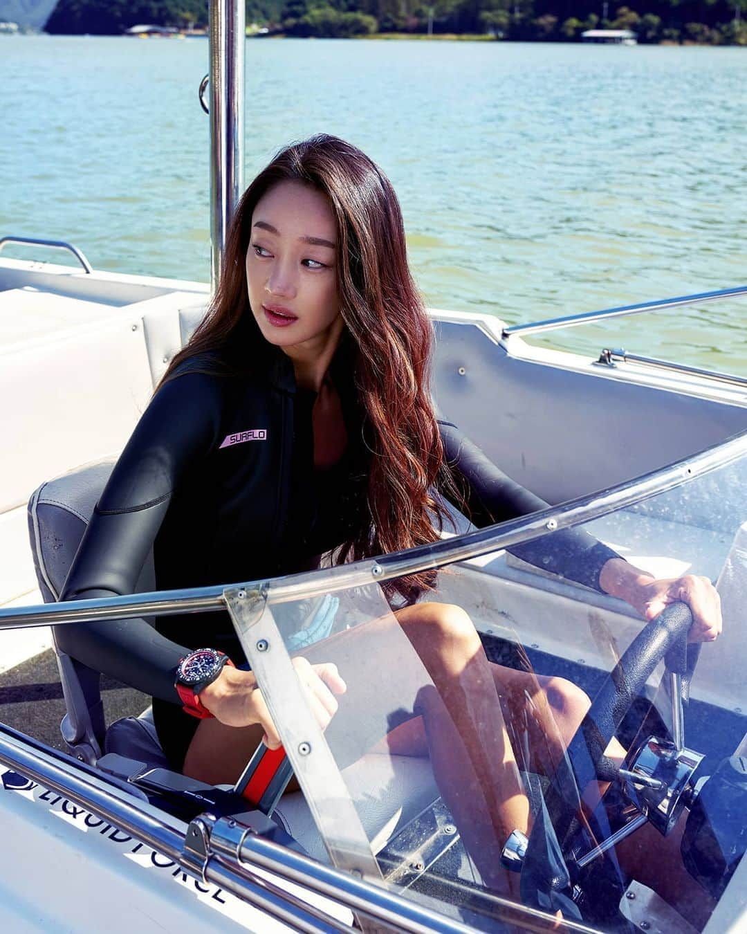 チェ・ヨジンさんのインスタグラム写真 - (チェ・ヨジンInstagram)「Yes..🏄‍♀️ I do have a boat & a yacht driver's lisence. And also this luxury weightless sport watch. What else do I need to enjoy my sports?🙂 . #브라이틀링 #Breitling  #최여진#시계 #squadonamission」10月6日 13時57分 - yjyjyjyjyj_yj