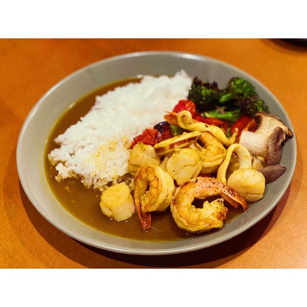 内田朝陽さんのインスタグラム写真 - (内田朝陽Instagram)「さらさら系シーフードカレー 🎥アリ ・ トレーニング中だからと、焼き野菜とシーフードのさらさら系カレーを作ってくださった音楽の大先輩。 すごく美味しいし、すごく嬉しい。 ありがとうございます。 ・ #シーフードカレー　#手料理　#ありがとうございます　#カレー」10月6日 13時50分 - asahi_uchida
