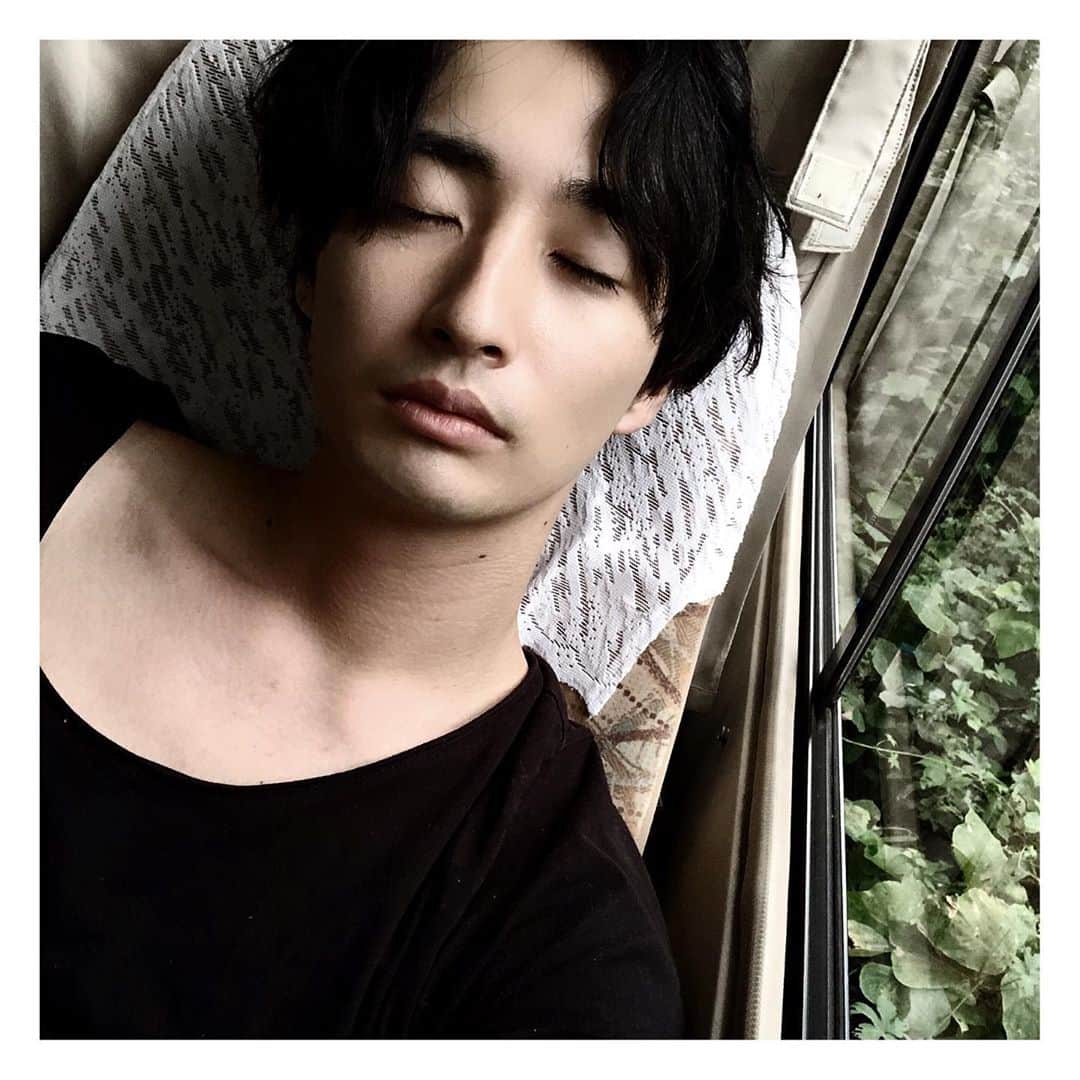 ロビンのインスタグラム：「zZZ  ロケバスで寝る時口を必死で閉めてます。じゃないと本当びっくりするぐらいあきます。  なおしたいけどなおらない…」