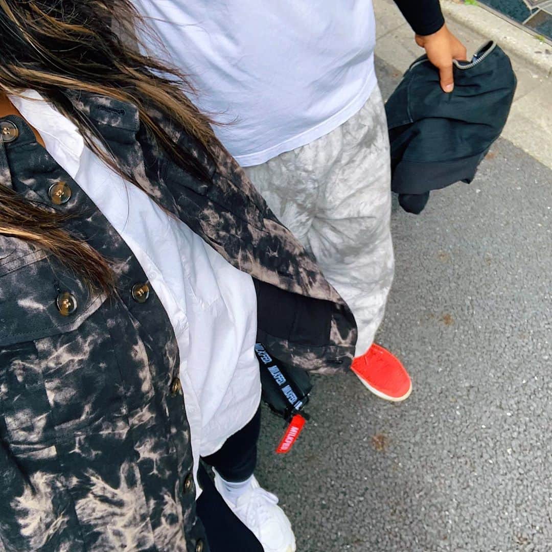 HANAEのインスタグラム：「_ 今年はとりあえずタイダイ柄 着てれば間違いないと思ってる🥺笑」