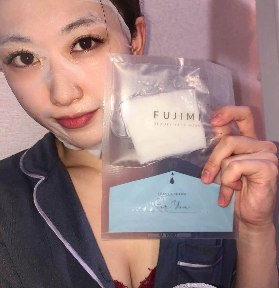 春乃舞利乃さんのインスタグラム写真 - (春乃舞利乃Instagram)「マスク生活で肌荒れが気になってきたので、今話題の @fujimi_official さんでフェイスマスク作って頂きました💕☺️ . . 沢山の質問に答えて自分専用のフェイスマスク作ってもらえてすごく心が弾みます☺️❤️ . 使用感もお肌がベタつかずにしっとりとしていて香りもいいし！ 次の日の化粧ノリが全然違うんです！ . . 肌荒れの気になる季節。 お肌ツルツルになってマスクを外してもお肌が綺麗だって思ってもらえるように頑張りたいと思います！ . . . #pr #fujimi #fujimiフェイスマスク #パーソナライズマスク #自分専用 #お肌ケア　#美白　#毛穴ケア　#ツルツル肌　#すっぴん　#すっぴん女子　#すっぴん美人」10月6日 14時12分 - marinon_beaute