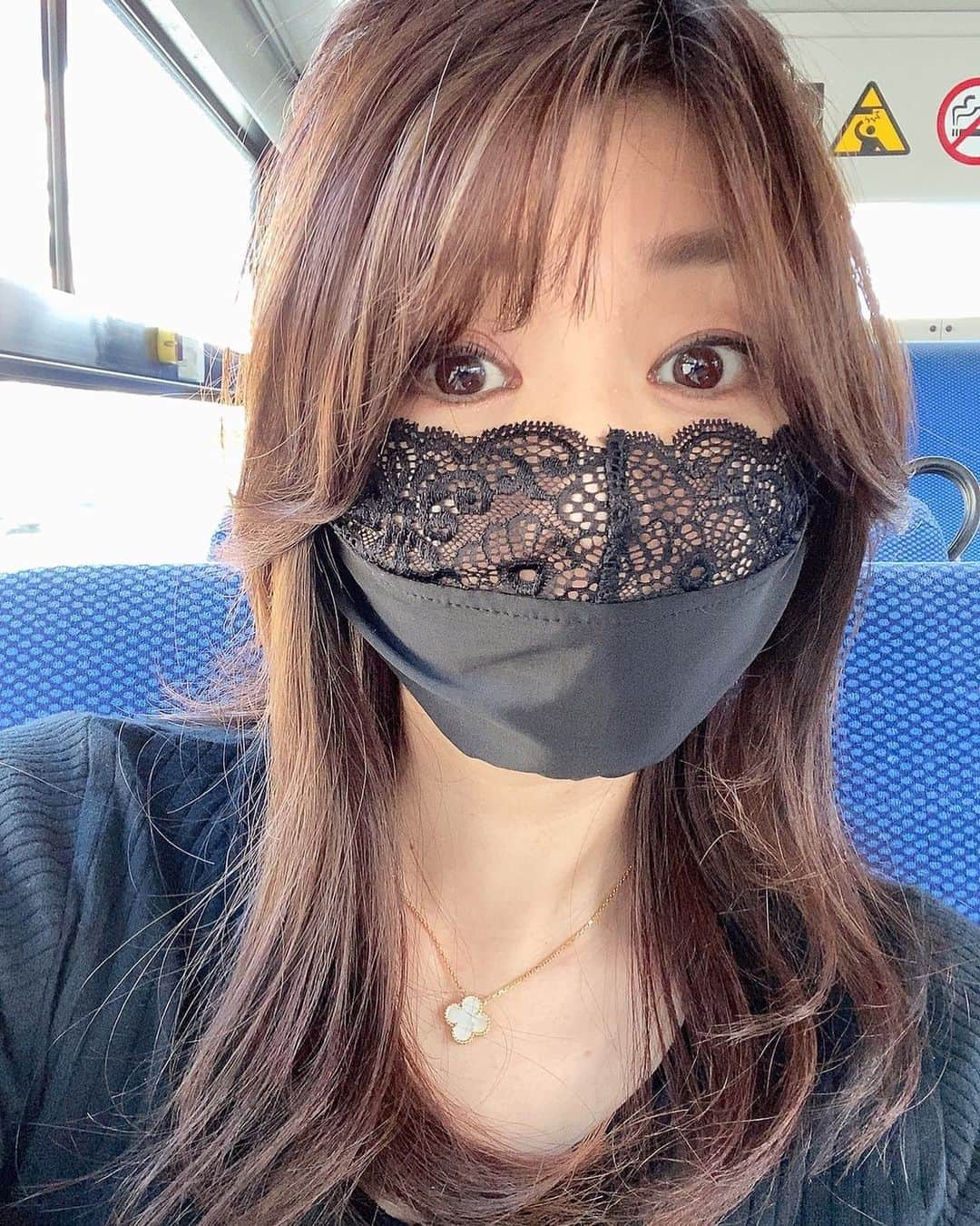 矢部美穂さんのインスタグラム写真 - (矢部美穂Instagram)「ただ今、バスで移動中🚌 最近、バスと電車を乗りこなす私です😘 あっ、カンパニータンク9月号の表紙をさせていただきました✨中にはインタビューページも盛り沢山です‼️ その9月号を今なら5名様にプレゼントだそうですよ🎁是非インスタをみてくださいませ❤️ #カンパニータンク #カンパニータンク9月号 #矢部美穂#表紙#40代#プレゼント企画開催中」10月6日 14時17分 - miho.yabe.0607