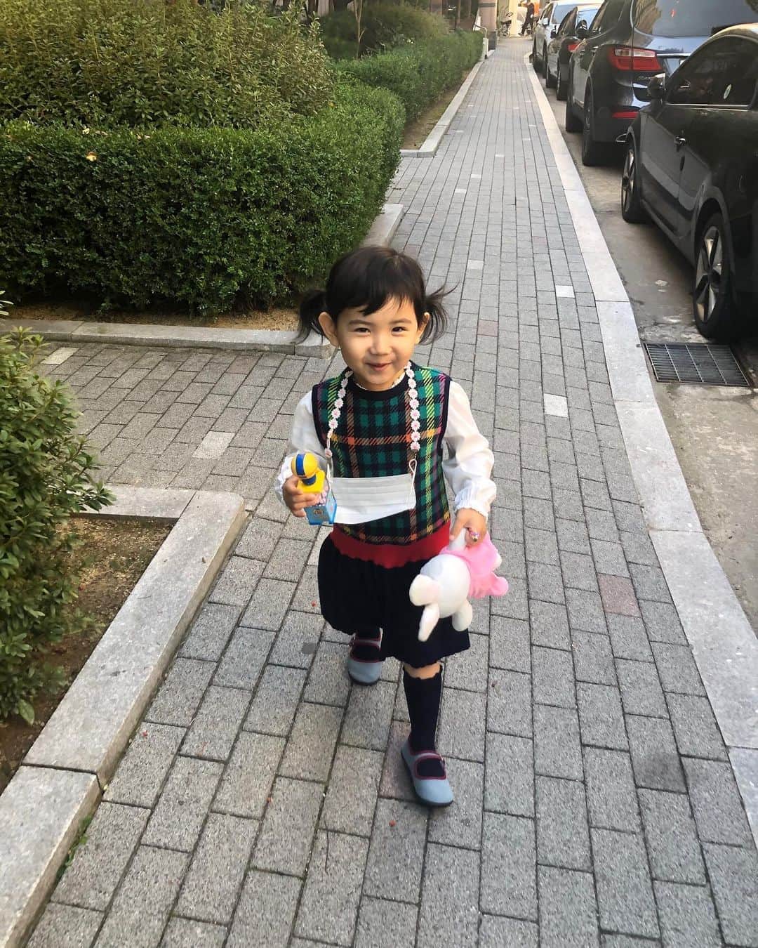 パク・ジョンチョルのインスタグラム：「날씨도 좋고 기부니도 좋아욧^^ #등원길🎒  #유치원좋아요👍」