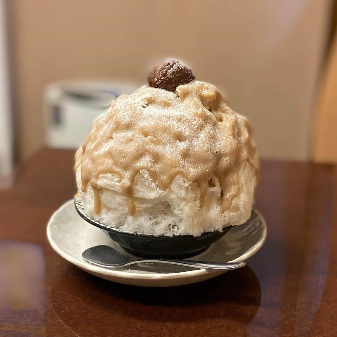 栗山夢衣のインスタグラム：「#みなと屋 さんの #和栗みるく 🌰 美味しすぎる〜〜〜🤤🍧  みなと屋さんは たこ焼きも明石焼きも美味しい❤️  冷たくてあまいかき氷のあとに食べる 温かくてしょっぱいたこ焼きが最高です🐙  . . #かきごおりすと #かきごーらー #かき氷修行中 #かき氷おばさん #かき氷マニア #かき氷部 #かき氷巡り #かき氷研究所 #かき氷好き #かき氷食べ歩き #かき氷食べたい #かき氷好きな人と繋がりたい #かき氷大好き」