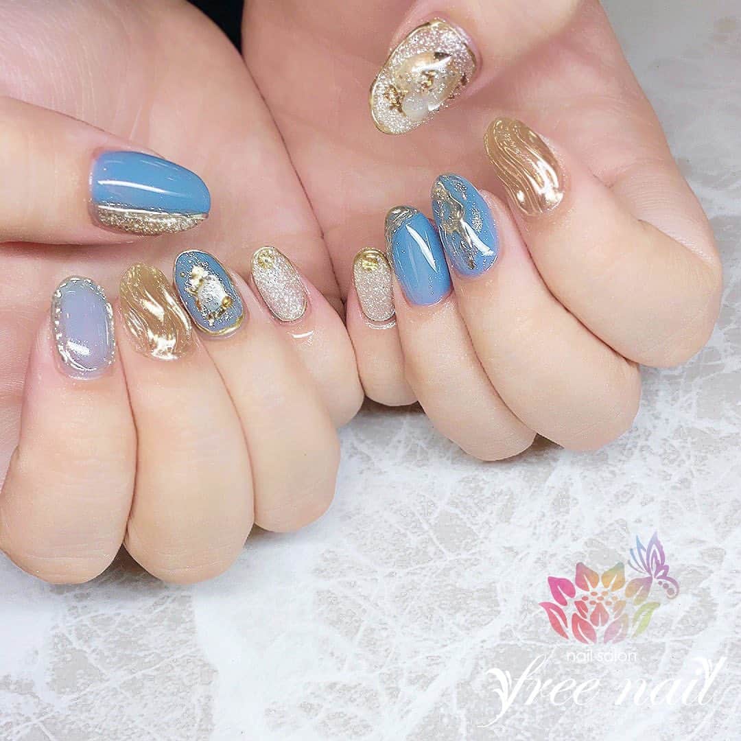 free nail フリーネイルのインスタグラム：「. お客様ネイル💅🏻🍇 . くすみブルー🦋 . メタリックでオシャレに⚜️ . ▶︎▶︎▶︎スワイプして動画も見てね☝︎🎬✨ . ご来店ありがとうございました🙇🏻‍♀️🙇🏻‍♀️🙇🏻‍♀️💗 . #ネイルアート #ジェルネイル #ネイルサロン #大阪ネイルサロン #ネイルデザイン #ネイルチェンジ #くすみネイル #メタリックネイル #ラメネイル #キラキラネイル #ブルーネイル #ゴールドネイル #デザインネイル #トレンドネイル #大人ネイル #シンプルネイル #おしゃれネイル #秋ネイル #autumnnails #nailsart #nailsdid #美甲 #日式美甲 #日式美甲胶 #日本美甲师 #日本美甲老师 #美甲上课 #日本胶 #フリーネイル #freenail」