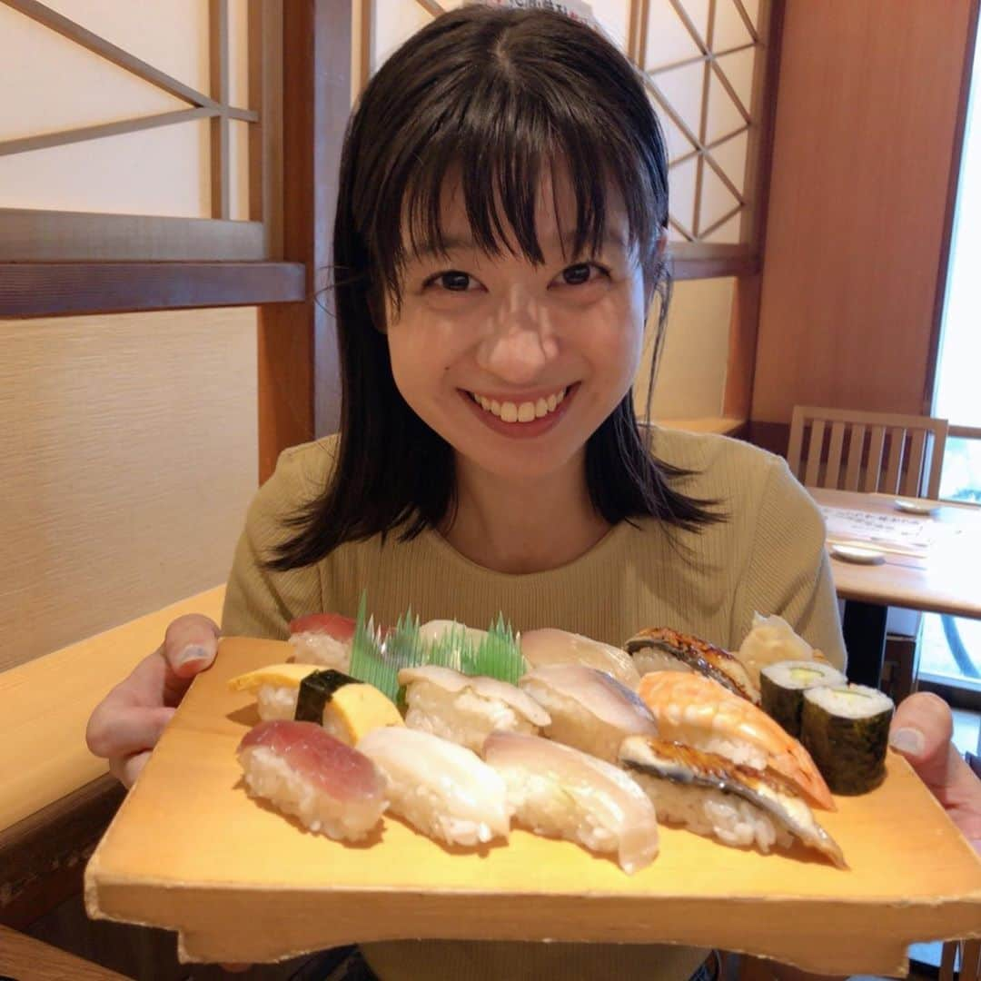 繁田梨世さんのインスタグラム写真 - (繁田梨世Instagram)「じねんでお寿司ランチ🍣  . 茶碗蒸しと赤出汁も付いててこんな安いなんてお得😌  . . 足りなかったらお寿司も追加で頼めるし美味しいし嬉しい🥺🥺  . .  . . 海鮮は毎日食べられるな🐟 これは1.5人前ランチやったはず🤔  . . #大阪#心斎橋#お寿司#ランチ#1.5人前#ぺろり#食いしん坊#赤出汁#茶碗蒸し#セット#コスパ最高#美味しい#海鮮#毎日食べたい」10月6日 14時36分 - shigesurumedayo