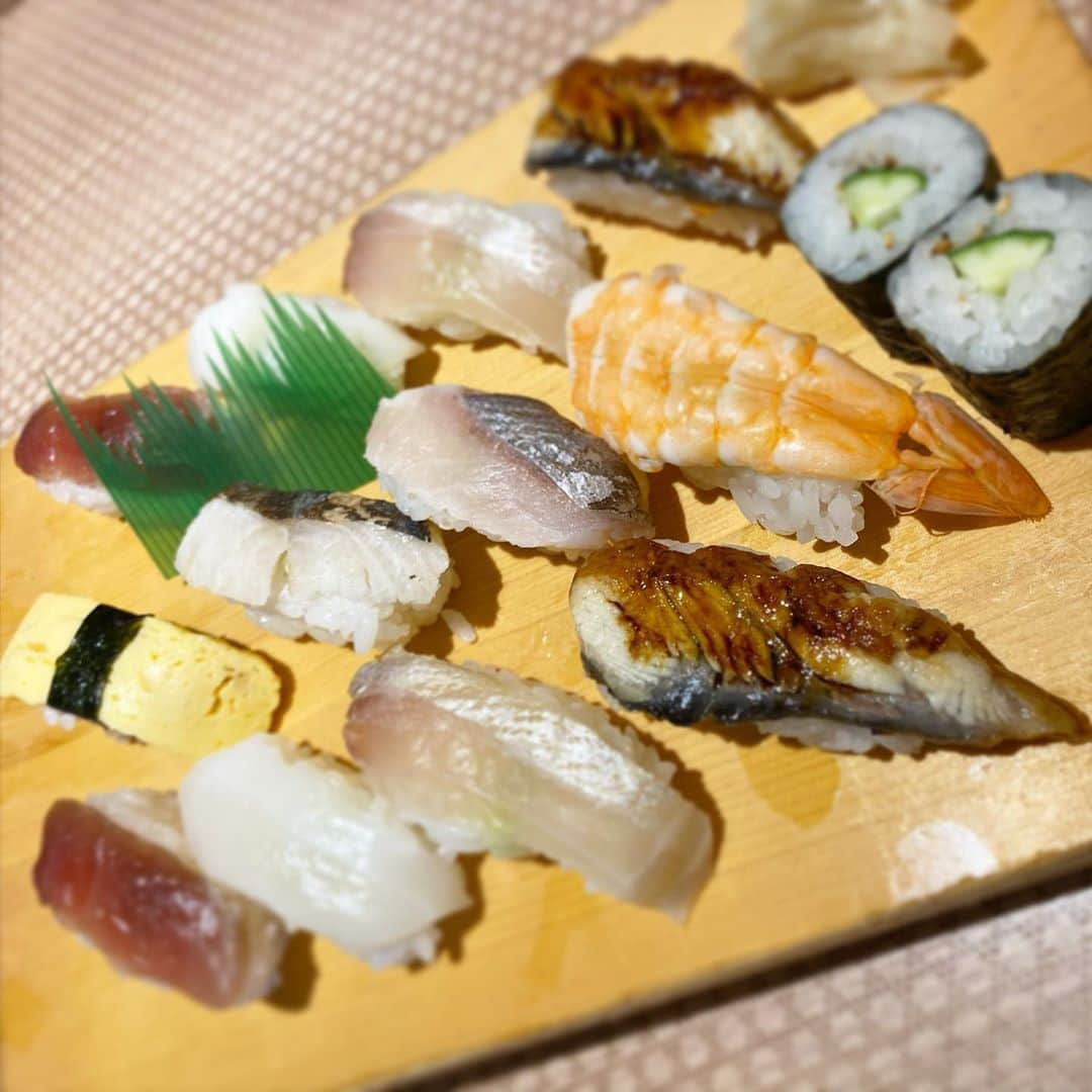 繁田梨世のインスタグラム：「じねんでお寿司ランチ🍣  . 茶碗蒸しと赤出汁も付いててこんな安いなんてお得😌  . . 足りなかったらお寿司も追加で頼めるし美味しいし嬉しい🥺🥺  . .  . . 海鮮は毎日食べられるな🐟 これは1.5人前ランチやったはず🤔  . . #大阪#心斎橋#お寿司#ランチ#1.5人前#ぺろり#食いしん坊#赤出汁#茶碗蒸し#セット#コスパ最高#美味しい#海鮮#毎日食べたい」