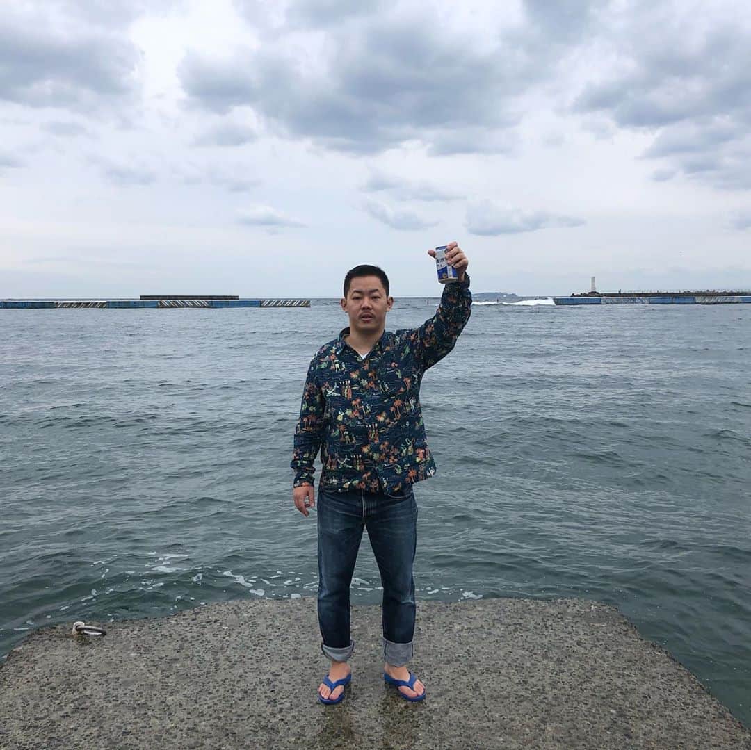 酒井尚のインスタグラム：「この前、急遽おやすみができたので熱海に行ってきました。  めちゃくちゃに曇ってました。  タクシーの運転手さんに教えていただいた海鮮のお店がうまっ！でした。  #熱海 #旅行 #海鮮 #美味しさがボンバー」