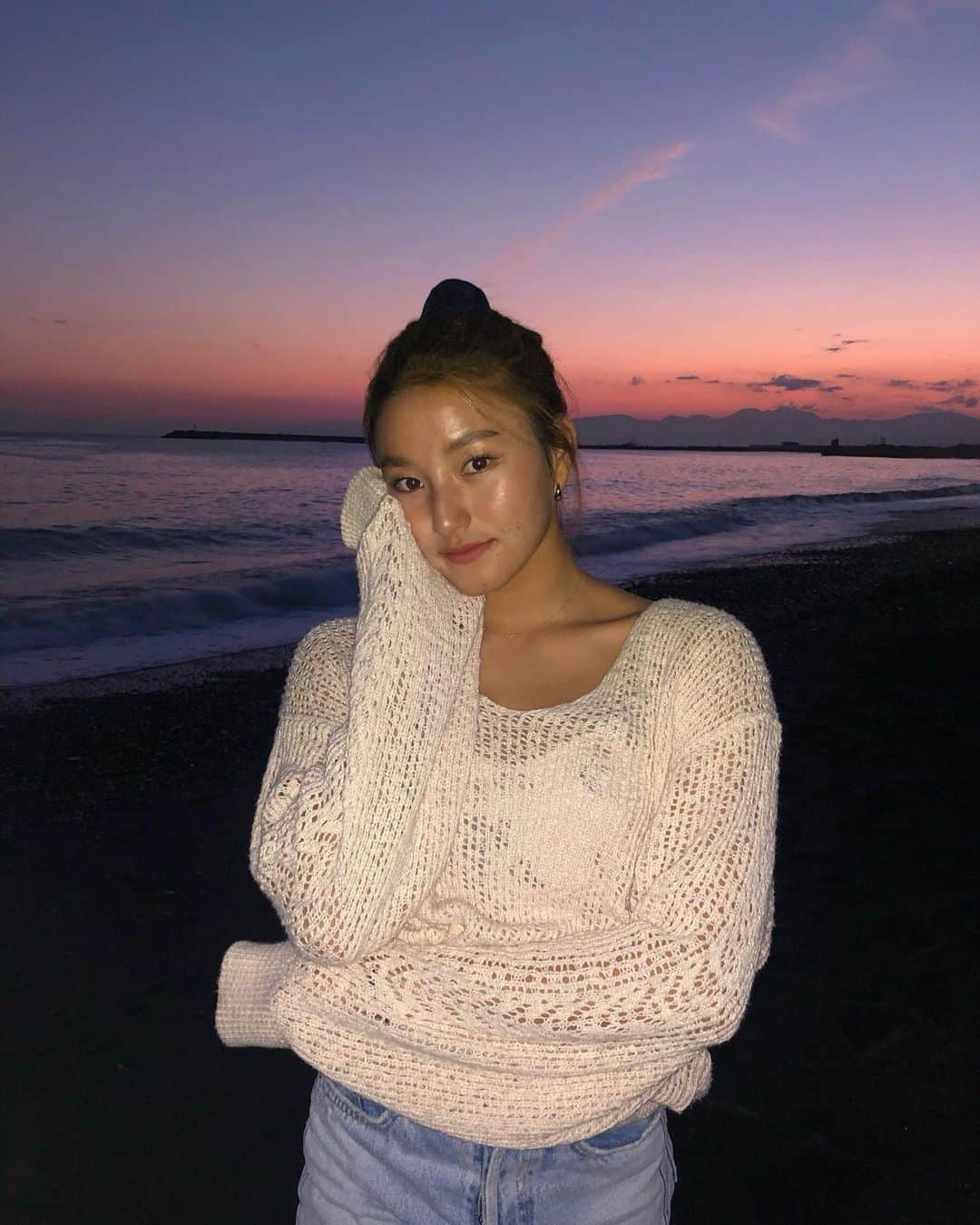 のインスタグラム：「I love the color of this sunset🤤😏 👚New / @billabongwomensjp  autumn and winter🍁❄️  #bwjp #autumn #pink #sunset #夕陽」