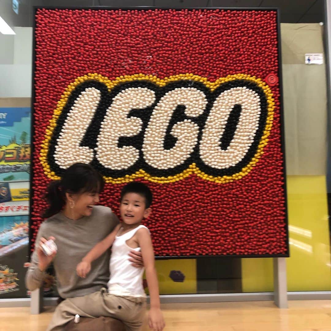 ナオさんのインスタグラム写真 - (ナオInstagram)「息子が大好きなLEGOと純ちゃん親子と一緒に @story_love40 に出演させていただきました✨ ・ LEGOのオフィスに訪問して大興奮の息子😊至る所にLEGOがディスプレイされていて夢の世界のよう✨✨✨ ・ 子どもたちは撮影後に行ったランチ先でもLEGOで遊び続けていました。 ・ こんなにも夢中にさせちゃうLEGOってすごいな。 ・ 貴重な機会を作っていただきありがとうございました🙏 ・ 素で楽しむ息子たちの姿を是非ご覧ください😊 ・ #story #11月号 #ストーリー」10月6日 20時05分 - nao_nao310