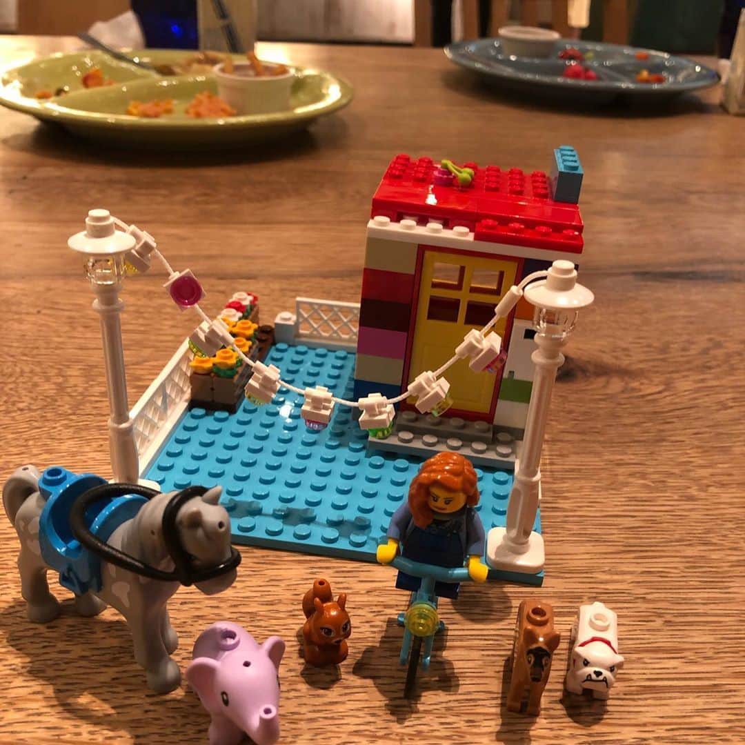 ナオさんのインスタグラム写真 - (ナオInstagram)「息子が大好きなLEGOと純ちゃん親子と一緒に @story_love40 に出演させていただきました✨ ・ LEGOのオフィスに訪問して大興奮の息子😊至る所にLEGOがディスプレイされていて夢の世界のよう✨✨✨ ・ 子どもたちは撮影後に行ったランチ先でもLEGOで遊び続けていました。 ・ こんなにも夢中にさせちゃうLEGOってすごいな。 ・ 貴重な機会を作っていただきありがとうございました🙏 ・ 素で楽しむ息子たちの姿を是非ご覧ください😊 ・ #story #11月号 #ストーリー」10月6日 20時05分 - nao_nao310