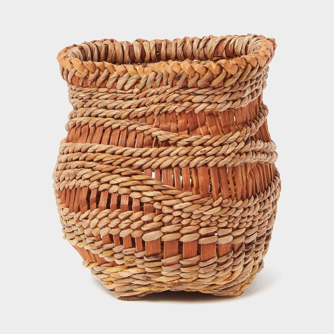 J&M Davidsonさんのインスタグラム写真 - (J&M DavidsonInstagram)「London Craft Week 2020   It’s your last chance to visit our exhibition, ‘Nature, Texture, Craft: An Exhibition of work by Melinda West’, at 104 Mount Street.   Sweet Grass Basket by Melinda West  @londoncraftweek #Melinda West #LondonCraftWeek #LCW2020」10月6日 20時06分 - jandmdavidson