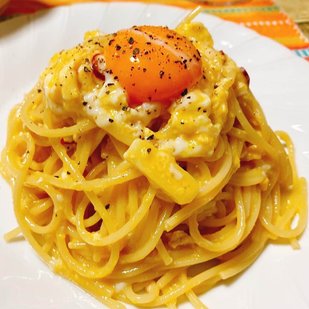 古里友美のインスタグラム：「噂の、"ぺぺたま" 作ってみました！ めちゃめちゃ美味しい…とろとろ！！ レシピは動画でもあげてる方多いので、卵好きな方はぜひ試してみてほしい一品。  前菜は、3色ピーマンのサラダ。  #おうちごはん #手料理グラム #自炊女子 #初挑戦レシピ #ぺぺたま #ぺぺろんちーの #おいしすぎるー」