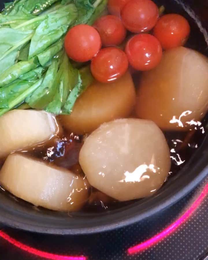 MIHOのインスタグラム：「これやっぱりおいひい☺︎  ちょっと甘くした出汁でコトコト煮込んで  ホッコリごはん  あぁ、今日の打ち合わせ  やり直しだったけど、楽しかったなーーー！  笑  七転び八起き☺︎  #みほのグウタラゴハン  #グウタラ必要 #茅乃舎の出汁 #みりん入れて #おしょうゆも #地味に冷えるのでみんなもヌクヌクしてあたたかい夜を #野菜なんでもイケる☺︎ #あとは天ぷら #揚げ物っておいしい」