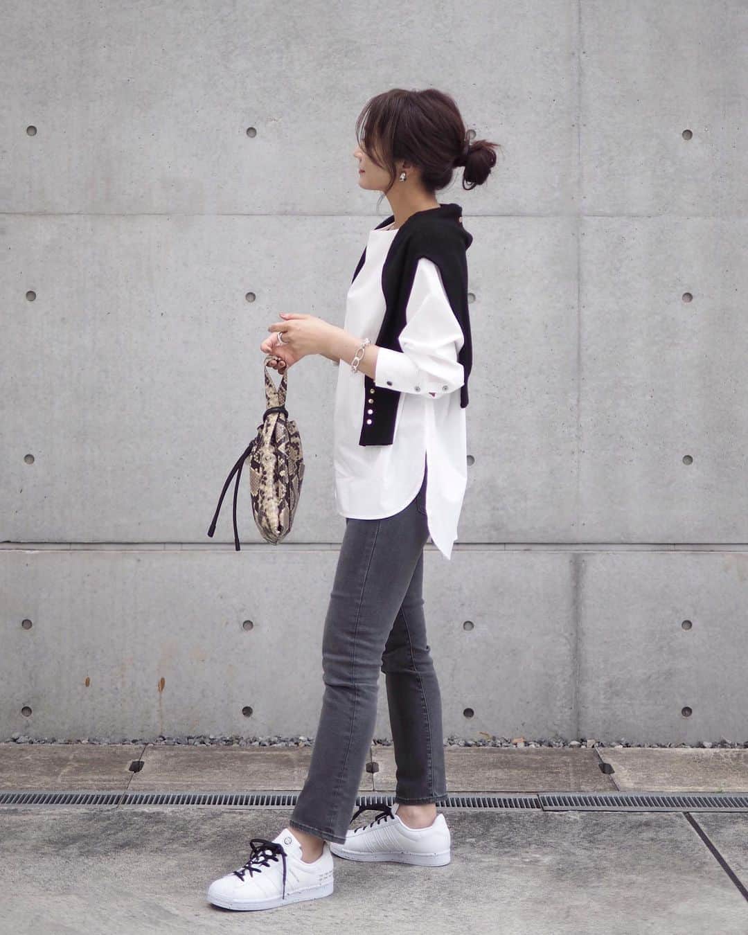 yoko178loveさんのインスタグラム写真 - (yoko178loveInstagram)「#coordinate ． ． 今朝、急に寒くなってびっくり 秋だなぁ🍂 ． ． 久しぶりにお団子アレンジに🍡 ． ． お気に入りのスニーカーも 履きやすくて可愛くて☺︎ ． いつもより少し歩いて行こうかな✨ ． ． knit  #zara  shirt  #euclaid jeans  #uniqlo shoes  #adidasoriginals  ． ． #casual#大人カジュアル #プチプラコーデ #ザラ#ユニクロ#アディダス #orsetto」10月6日 20時09分 - yoko178love