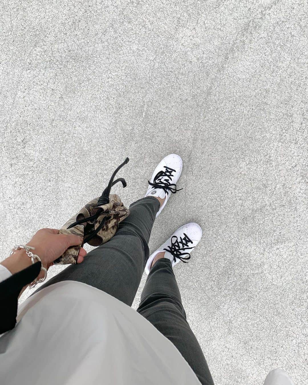 yoko178loveさんのインスタグラム写真 - (yoko178loveInstagram)「#coordinate ． ． 今朝、急に寒くなってびっくり 秋だなぁ🍂 ． ． 久しぶりにお団子アレンジに🍡 ． ． お気に入りのスニーカーも 履きやすくて可愛くて☺︎ ． いつもより少し歩いて行こうかな✨ ． ． knit  #zara  shirt  #euclaid jeans  #uniqlo shoes  #adidasoriginals  ． ． #casual#大人カジュアル #プチプラコーデ #ザラ#ユニクロ#アディダス #orsetto」10月6日 20時09分 - yoko178love