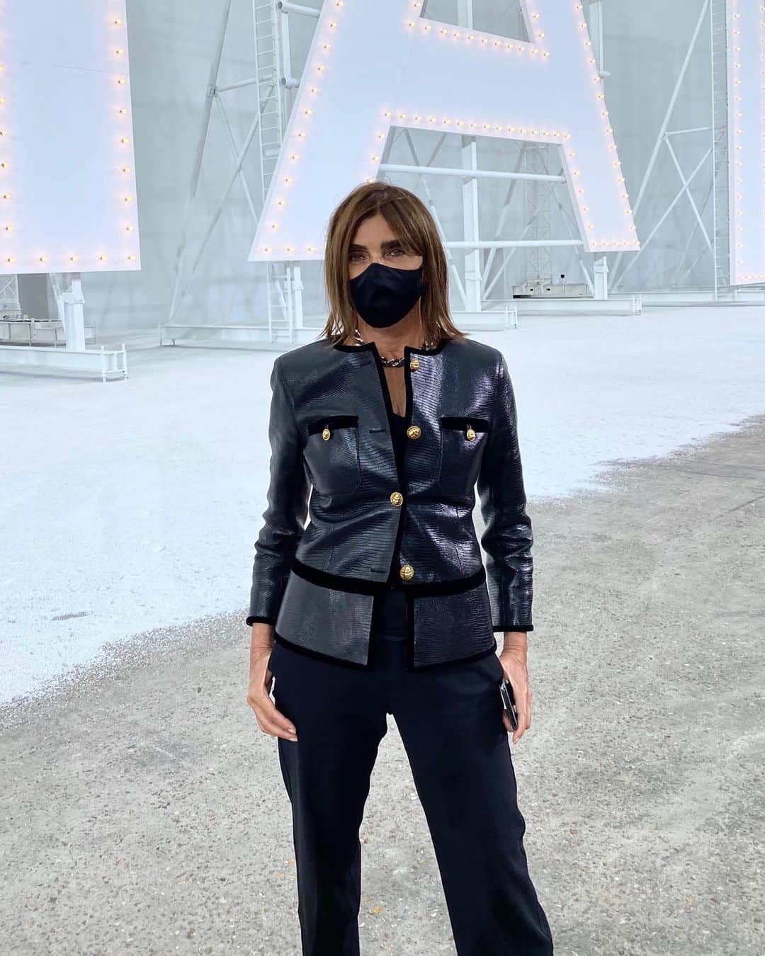 カリーヌ・ロワトフェルドのインスタグラム：「Does it get any more Chanel than this?  📷 @ozpurple」