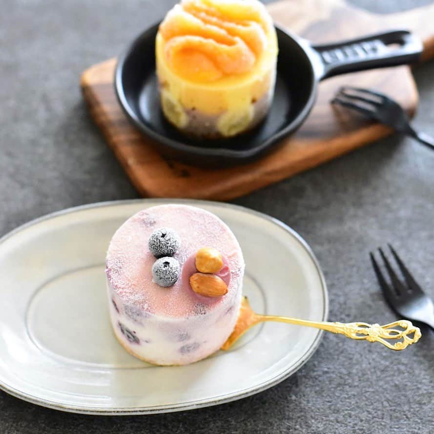 パレタスのインスタグラム：「・ ミニアイスケーキ。 オンラインショップでも。 ・ 「ルビーフロマージュ」は クリームチーズジェラートと ブルーベリーの組み合わせ。 ルビーチョコレートで コーティングした 淡いピンクの可愛いケーキ。 ・ 「ショコラトロピコ」は マンゴーとチョコレートの ジェラートを2層にして バナナを貼り付けた 甘酸っぱいケーキです。 ・ どちらも#直径6㎝ ・ 鎌倉店でも販売中です。  #パレタス #paletas  #スイーツ #デザート  #sweets #スイーツ部 #sweetssweets#sweetslover #desserts #desserttime  #food #yum #ice #popice #frozenfruitbar #フローズンフルーツバー」