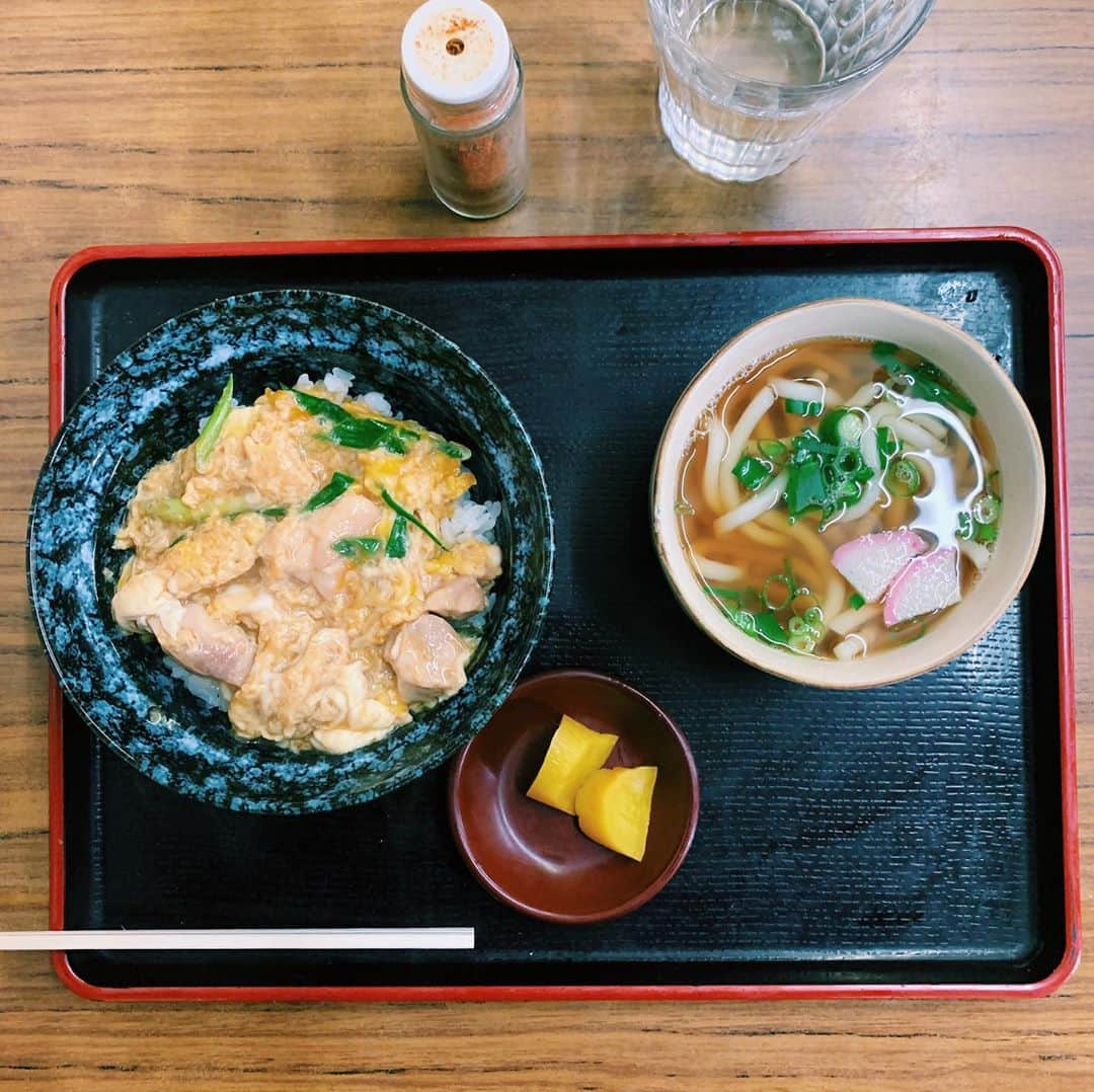 ゆきほのインスタグラム：「お母さん優しすぎて七味の蓋まで開けてくれた。ありがとう。 親子丼めちゃめちゃうまいやんか。」