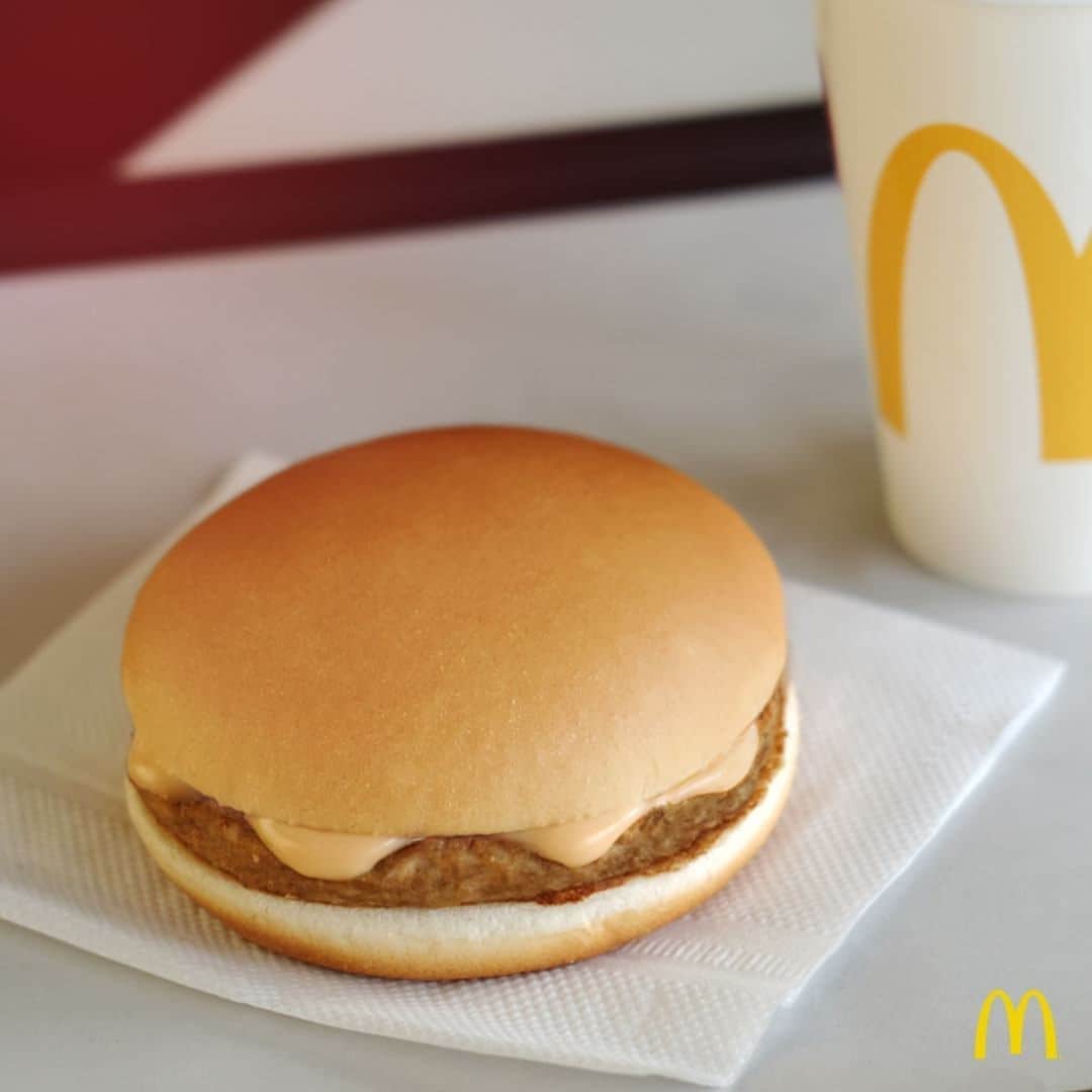 McDonald's Philippinesのインスタグラム：「Break time calls for a deliciously filling Burger McDo! 🍔 😉  Order for breakfast via McDo Dine-In, Drive-Thru, Take Out, Pick-Up, or McDelivery. ❤️」