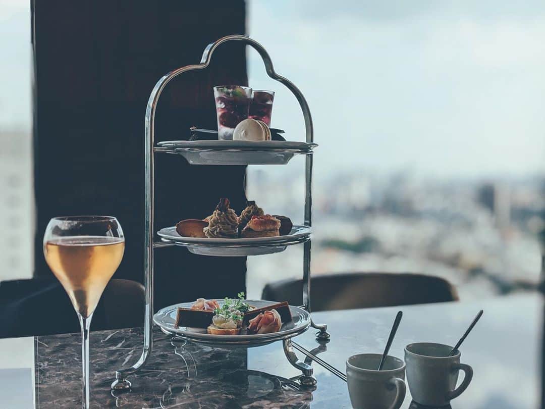 藤田敦子のインスタグラム：「ㅤ @aoyamagrand 20階にあるレストラン #TORATTORIAANDREAROSSI で﻿始まった TOKYO Afternoon teaに @annanagata と行ってきました。 ㅤ ゆっくりしよー💕なんて話してたのに 結局仕事の話でほぼ終わってしまったけど(笑) 景色の良いところでおいしいもの食べながら話すと 仕事の話も気分が変わってなかなかよかった😍 打ち合わせにこのコース、いい💕 ㅤ 隣にはたまたま @junna & @sonekana がいて超アガッた日❤️ ㅤ #Tokyo#Aoyama#hotel﻿ #Afternoontea」