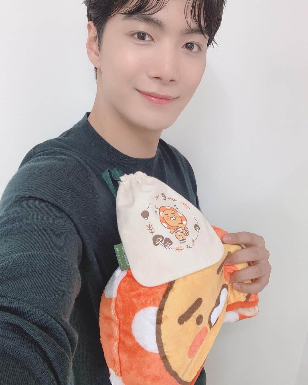 JR のインスタグラム：「#광고 #오리진스 #카카오프렌즈 #메가버섯 쌀쌀한 날씨에는 머쉬룸이언과 함께 하세요! 짜라란~@originskorea」