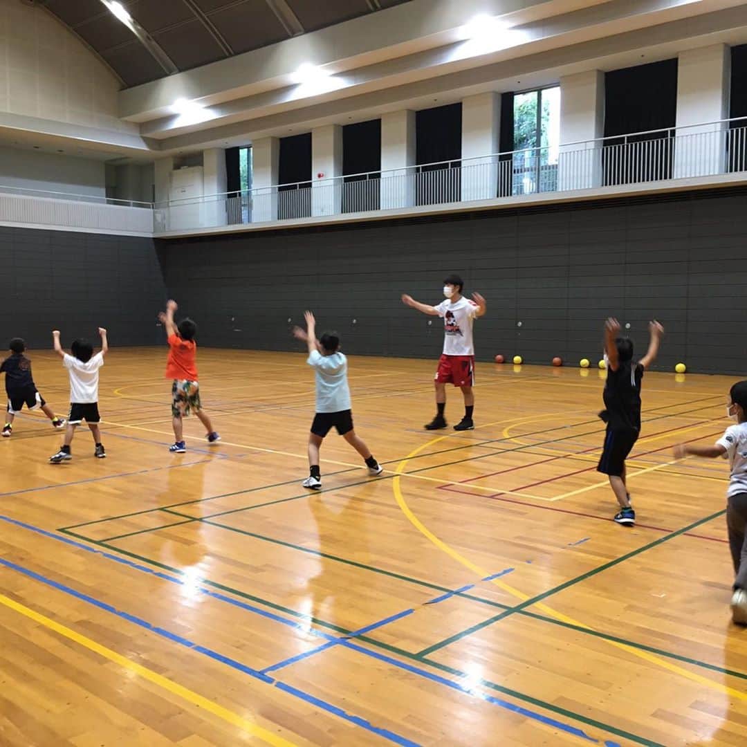 仲摩匠平さんのインスタグラム写真 - (仲摩匠平Instagram)「ついにスリストム広島のバスケ塾が開講しました！ 体験会ということもあり、多くの子が参加してくれました！ 初回は基礎的な練習で生徒たちの適性を見させてもらいました！ 今後はスキルアップのお手伝いをしていきたいと思います(^^) #スリストム広島 #バスケ塾 #開講 #3x3 #スクール #育成 #体験会 #スポーツ #basketball #東区校 #広島市 #感謝」10月6日 14時53分 - shoheinakama