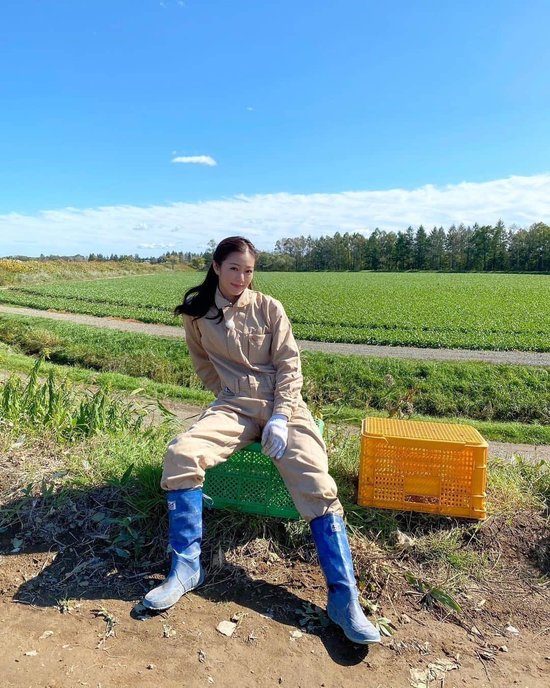 喜多よしかさんのインスタグラム写真 - (喜多よしかInstagram)「農家の嫁スタイル👩‍🌾 へとへとで足腰疲れて休憩中😇 全身土塗れになりながら頑張って収穫しました✊🏻✊🏻✊🏻  すっごく美味しい鮮度抜群のアレ食べちゃった😋 また放送日が近くなったらお知らせします🙆🏻‍♀️  #帯広#芽室#農家#農業#farm#作業着#長靴#レインブーツ#軍手#畑#青空#北海道#喜多よしか#NHK#ロケ#10月#秋#収穫#休憩#ヘアメイク#ねじりアレンジ」10月6日 14時54分 - yoshika_1002_official