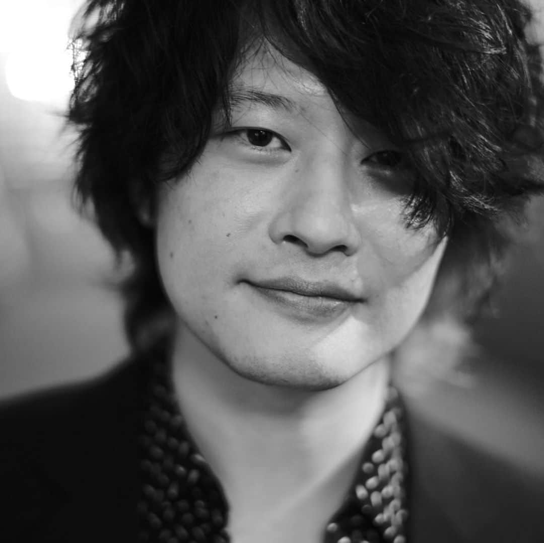 磯部寛之のインスタグラム：「Photos taken by @go_ayano_official . Hiro 撮影by剛ちゃん。ひろ  #ドクターデスの遺産 #モノクロ #写真」