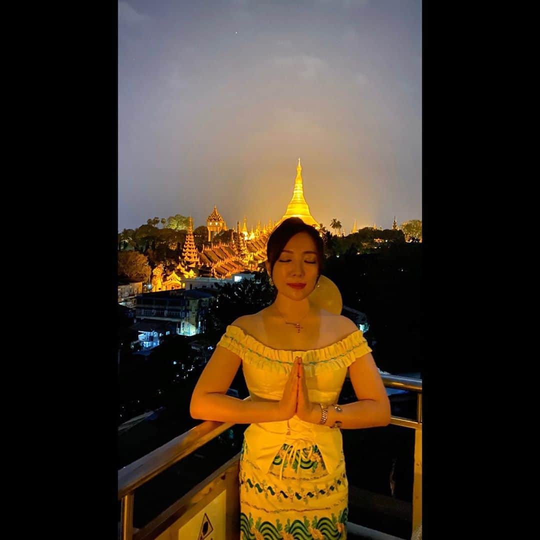 平原綾香さんのインスタグラム写真 - (平原綾香Instagram)「頭に乗せるとご利益があるらしいです﻿ ﻿ #シュエダゴンパゴダ﻿ #ShwedagonPagoda﻿ #ミャンマー﻿ #Myanmar﻿ #ayakahirahara #平原綾香」10月6日 15時05分 - ayaka_hirahara_official