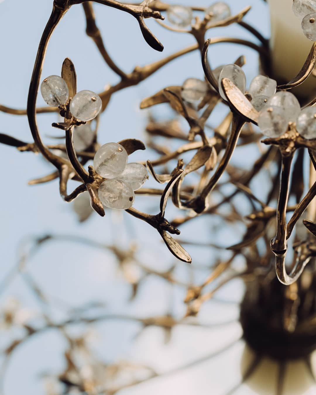 グーセンス パリのインスタグラム：「Detail of the mistletoe chandelier we designed with @harumiklossowskaderola .」