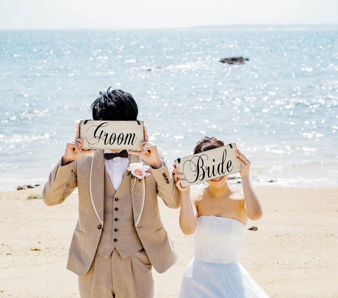 ARLUIS WEDDINGさんのインスタグラム写真 - (ARLUIS WEDDINGInstagram)「#beachphoto  . 沖縄本島の西海岸に位置する海に浮かぶ瀬良垣島。 . 島の豊かな自然と、ティファニー製の十字架の輝きが美しい瀬良垣島教会でのビーチフォト。 . . swip👉してチェックしてね！ . ---------------- ●Area：#沖縄 ●Chapel：#瀬良垣島教会 ---------------- . . アールイズウエディングでは、 結婚式当日はもちろん、 旅行の手配から、おふたりのリゾートステイをトータルでご提案しています。 . . #アールイズウエディング @arluiswedding ﻿ をつけて、投稿してくださいね✈﻿ 公式IGでリグラムさせていただきます！ . . . . . #今こそ愛するみんなと #アールイズ花嫁 #沖縄結婚式 #weddingphoto #アールイズウエディング #アールイズウェディング #arluiswedding #resortwedding #beachwedding #weddingphoto #ウェディングフォト #沖縄旅行 #沖縄挙式 #沖縄リゾートウェディング #沖縄ウェディング #新婚旅行 #ウエディングレポ #okinawa  #リゾートウエディング #フォト婚　#gotoキャンペーン #gototravel  #ハイアットリージェンシー瀬良垣アイランド沖縄 #weddingdress #seragakiislandchapel #チャペル挙式 #沖縄ホテル #ウエディングドレス」10月6日 15時15分 - arluiswedding