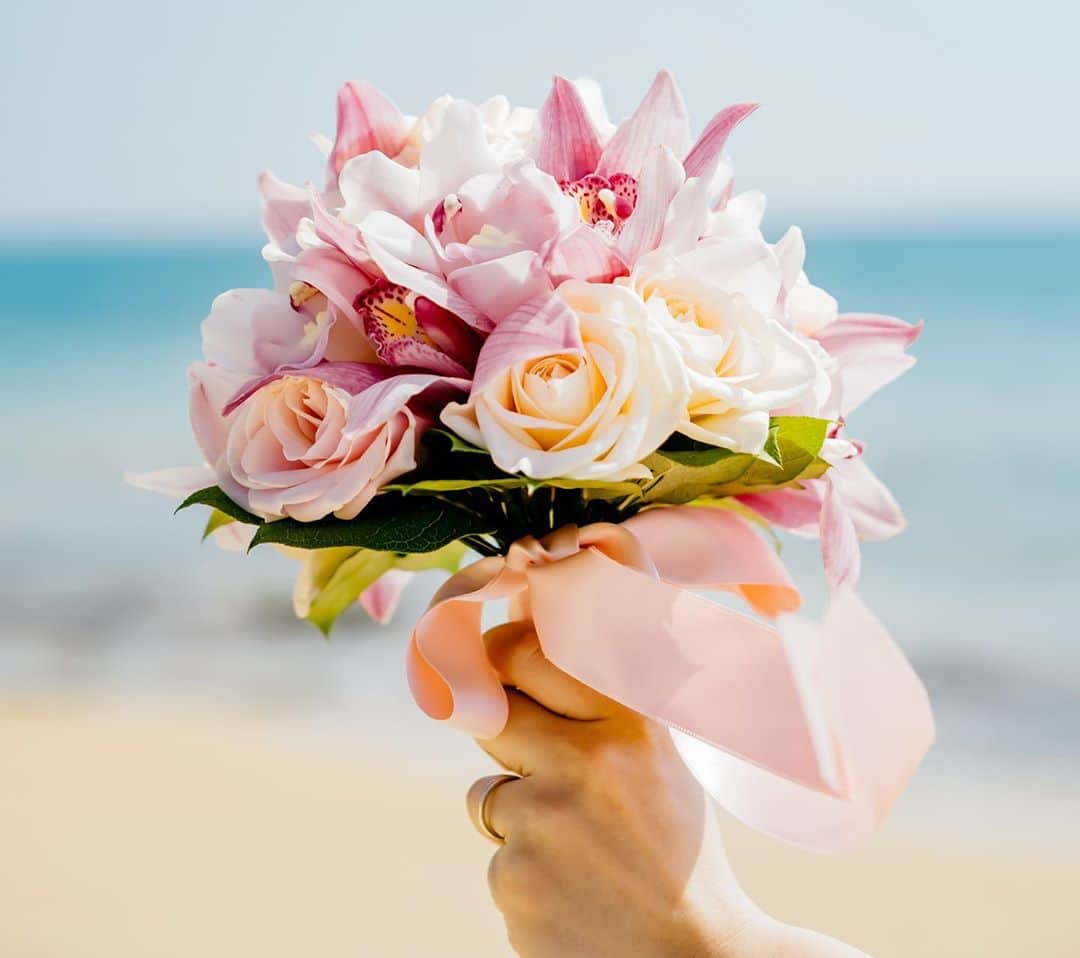 ARLUIS WEDDINGさんのインスタグラム写真 - (ARLUIS WEDDINGInstagram)「#beachphoto  . 沖縄本島の西海岸に位置する海に浮かぶ瀬良垣島。 . 島の豊かな自然と、ティファニー製の十字架の輝きが美しい瀬良垣島教会でのビーチフォト。 . . swip👉してチェックしてね！ . ---------------- ●Area：#沖縄 ●Chapel：#瀬良垣島教会 ---------------- . . アールイズウエディングでは、 結婚式当日はもちろん、 旅行の手配から、おふたりのリゾートステイをトータルでご提案しています。 . . #アールイズウエディング @arluiswedding ﻿ をつけて、投稿してくださいね✈﻿ 公式IGでリグラムさせていただきます！ . . . . . #今こそ愛するみんなと #アールイズ花嫁 #沖縄結婚式 #weddingphoto #アールイズウエディング #アールイズウェディング #arluiswedding #resortwedding #beachwedding #weddingphoto #ウェディングフォト #沖縄旅行 #沖縄挙式 #沖縄リゾートウェディング #沖縄ウェディング #新婚旅行 #ウエディングレポ #okinawa  #リゾートウエディング #フォト婚　#gotoキャンペーン #gototravel  #ハイアットリージェンシー瀬良垣アイランド沖縄 #weddingdress #seragakiislandchapel #チャペル挙式 #沖縄ホテル #ウエディングドレス」10月6日 15時15分 - arluiswedding
