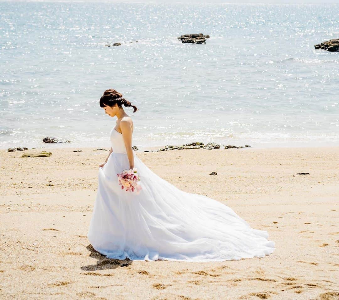 ARLUIS WEDDINGさんのインスタグラム写真 - (ARLUIS WEDDINGInstagram)「#beachphoto  . 沖縄本島の西海岸に位置する海に浮かぶ瀬良垣島。 . 島の豊かな自然と、ティファニー製の十字架の輝きが美しい瀬良垣島教会でのビーチフォト。 . . swip👉してチェックしてね！ . ---------------- ●Area：#沖縄 ●Chapel：#瀬良垣島教会 ---------------- . . アールイズウエディングでは、 結婚式当日はもちろん、 旅行の手配から、おふたりのリゾートステイをトータルでご提案しています。 . . #アールイズウエディング @arluiswedding ﻿ をつけて、投稿してくださいね✈﻿ 公式IGでリグラムさせていただきます！ . . . . . #今こそ愛するみんなと #アールイズ花嫁 #沖縄結婚式 #weddingphoto #アールイズウエディング #アールイズウェディング #arluiswedding #resortwedding #beachwedding #weddingphoto #ウェディングフォト #沖縄旅行 #沖縄挙式 #沖縄リゾートウェディング #沖縄ウェディング #新婚旅行 #ウエディングレポ #okinawa  #リゾートウエディング #フォト婚　#gotoキャンペーン #gototravel  #ハイアットリージェンシー瀬良垣アイランド沖縄 #weddingdress #seragakiislandchapel #チャペル挙式 #沖縄ホテル #ウエディングドレス」10月6日 15時15分 - arluiswedding