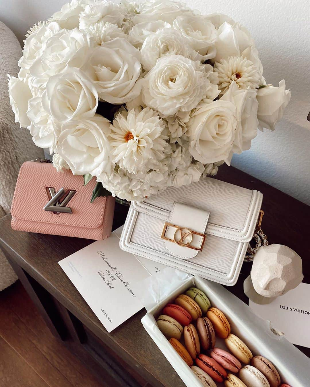 クリッセル・リムさんのインスタグラム写真 - (クリッセル・リムInstagram)「Not sure what I’m more excited about... these flowers, macaroons, purses, or the live @louisvuitton show that’s happening in a few hours! Merci to my @louisvuitton fam for spoiling me 🥰 see you all at the live show bright and early! #lvss21 #louisvuitton」10月6日 15時10分 - chrisellelim