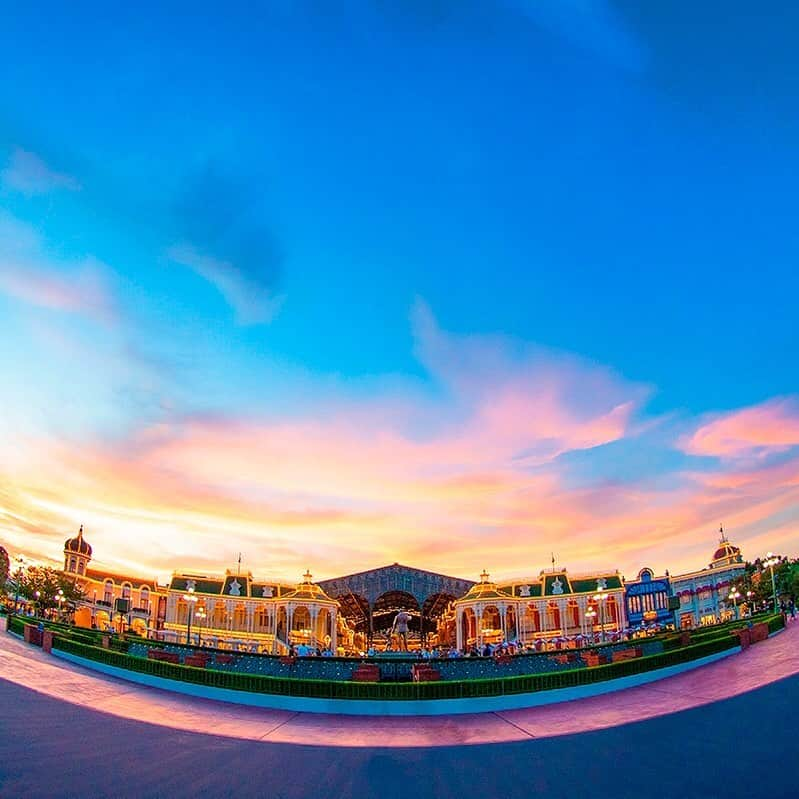 東京ディズニーリゾートさんのインスタグラム写真 - (東京ディズニーリゾートInstagram)「Beautiful sunset on a crisp autumn day. 明日はどんな1日になるかな？ #worldbazaar #tokyodisneyland #tokyodisneyresort #パートナーズ像 #ワールドバザール #東京ディズニーランド #東京ディズニーリゾート #夕景 #夕暮れ」10月6日 15時25分 - tokyodisneyresort_official