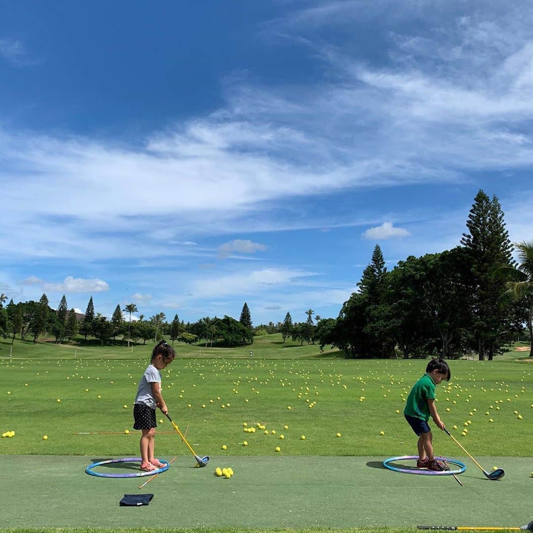 エリナ シルカのインスタグラム：「Finally resumed our golf lessons 🏌️‍♀️🏌️ やっとゴルフレッスン再開！！ 私はるーちゃんとお留守番、山田ディーが双子を連れて行ってくれました(^^) あー見たかったなー😩」