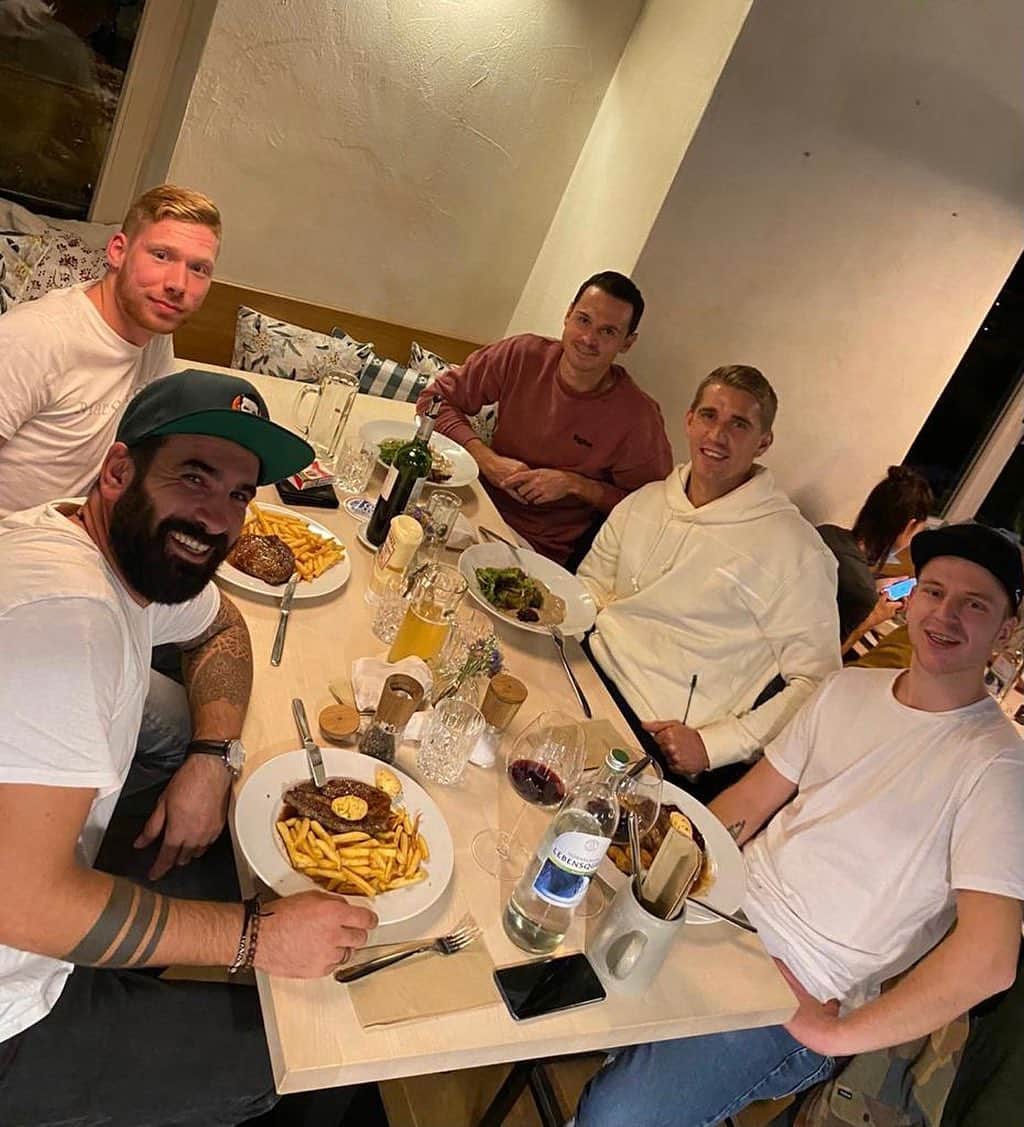 ニルス・ペテルセンのインスタグラム：「#Freunde #DeadlineDay #Stammtisch  #SchönWars #Freiburg #NP18」