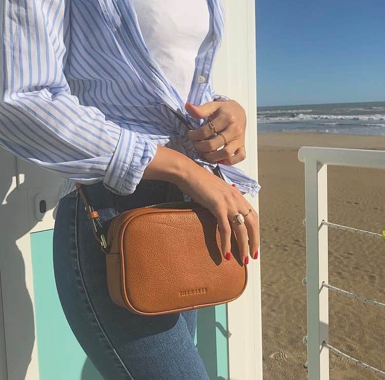 The Horseさんのインスタグラム写真 - (The HorseInstagram)「The Cross body bag by the beach with the lovely @rosita.frc, the perfect everyday bag.   #tanleather #crossbodybag #arrivedfromthestables #thehorse #thehorseleathergoods #thehorsewatches」10月6日 15時28分 - the_horse
