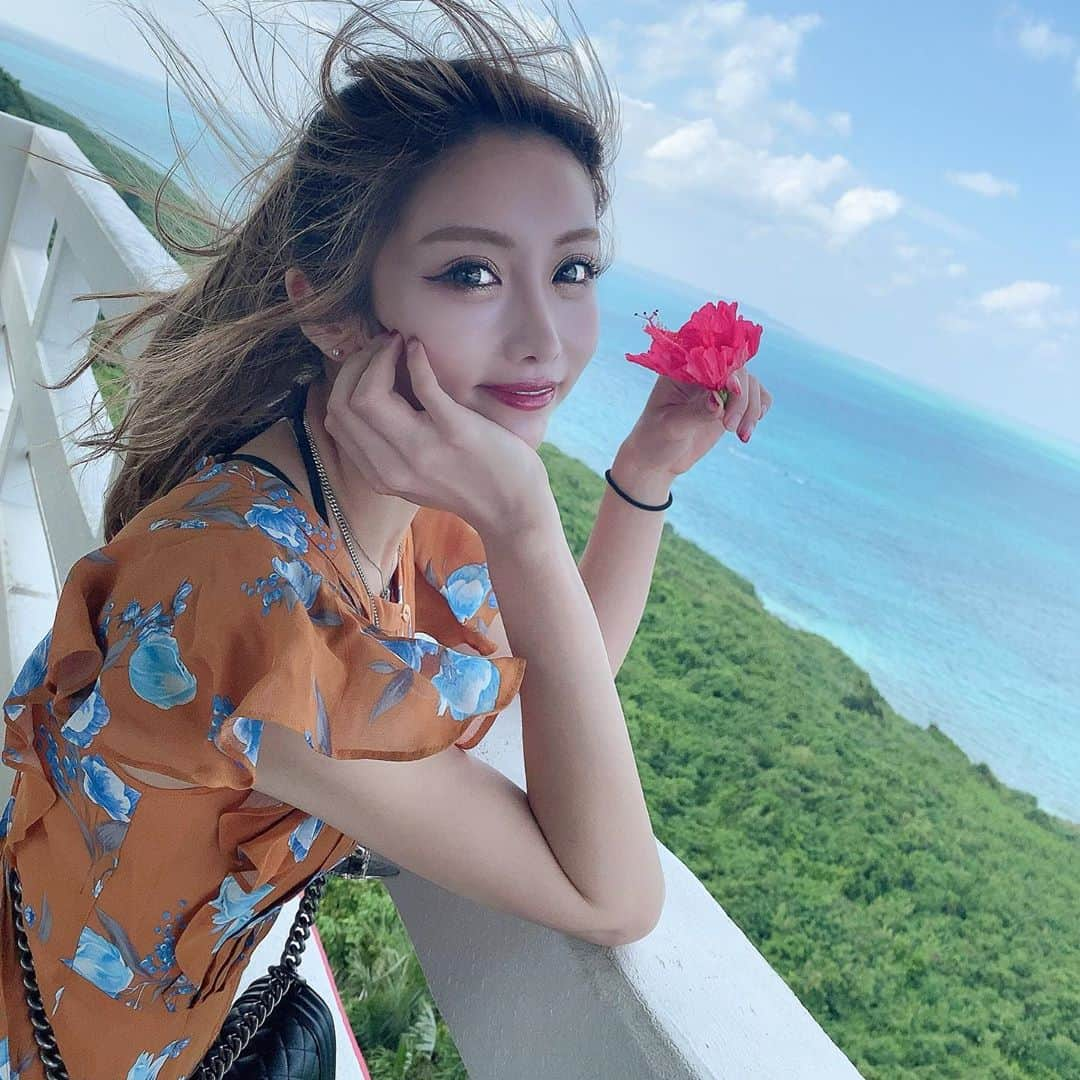 えれちゃんさんのインスタグラム写真 - (えれちゃんInstagram)「沖縄行きたい🌺  強風のなか眼をかっぴらいて 映りを気にする女の子たちは大変です😊💕  #キャバクラ#名古屋#錦#錦3#名古屋キャバクラ#すすきの#六本木#歌舞伎町#祇園#銀座#北新地#名古屋出張#名古屋観光#中洲#ラウンジ#クラブ#水商売 #キャバ嬢#グランクリュ#soumei #クリスタル#アルマンド#ヘアセット#ヘアメ沖縄#沖縄旅行#okinawa#沖縄観光」10月6日 15時28分 - erena_hazuki