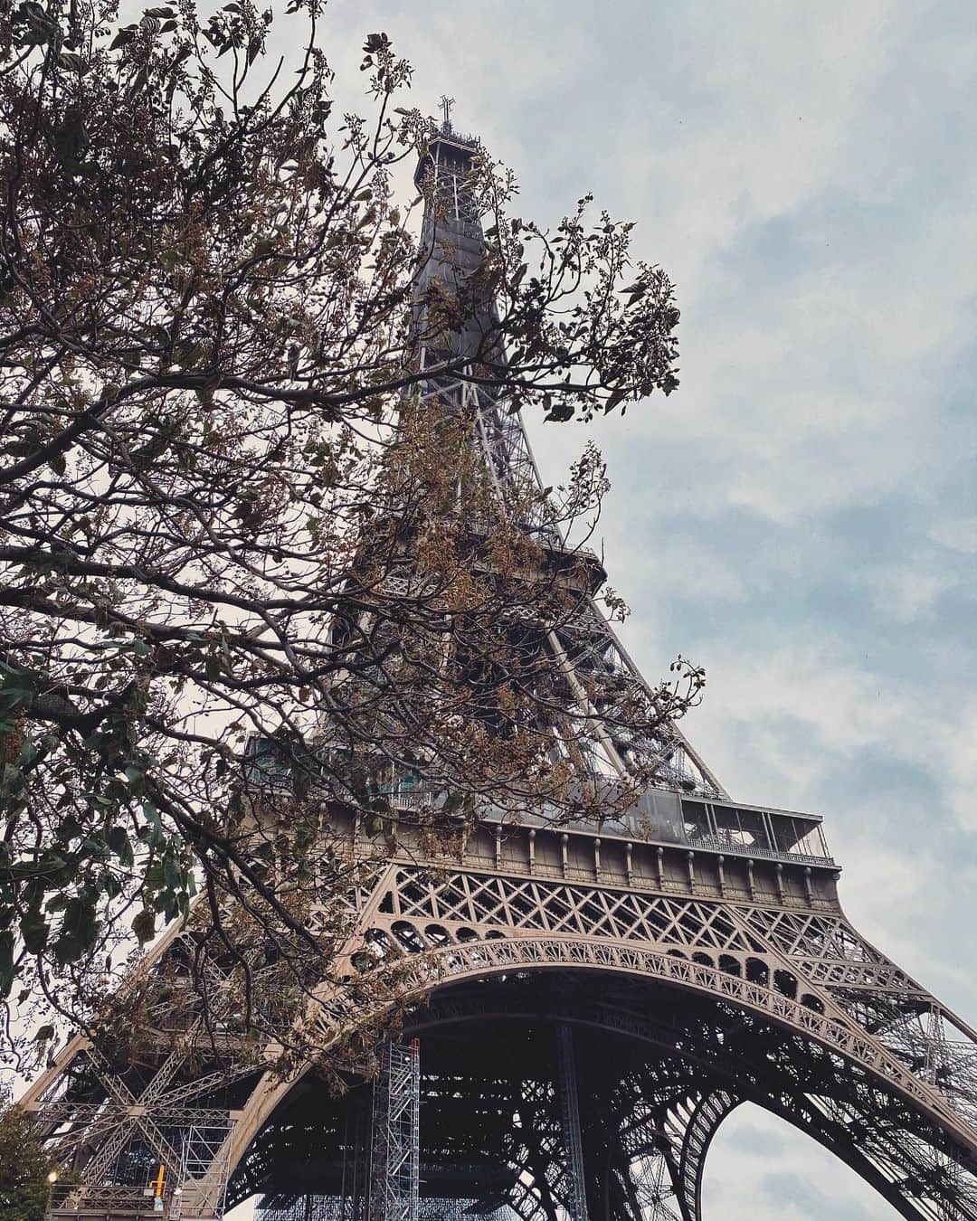 sananasのインスタグラム：「Good morning loves 🙋🏻‍♀️Je vous souhaite une belle journée malgré ce temps 😅 Plutôt fière de cette photo prise hier 😁J’ai beau avoir du mal avec l’automne, je trouve que les photos sont toujours jolies même s’il fait gris 🤷🏻‍♀️ #PhotoDartiste #Paris」